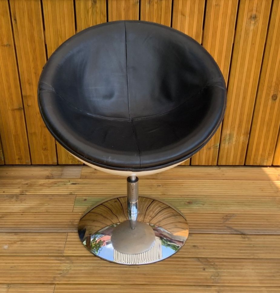 Black/White/Retro Swivel Pod / Egg Chair 1960  70s photo furniture