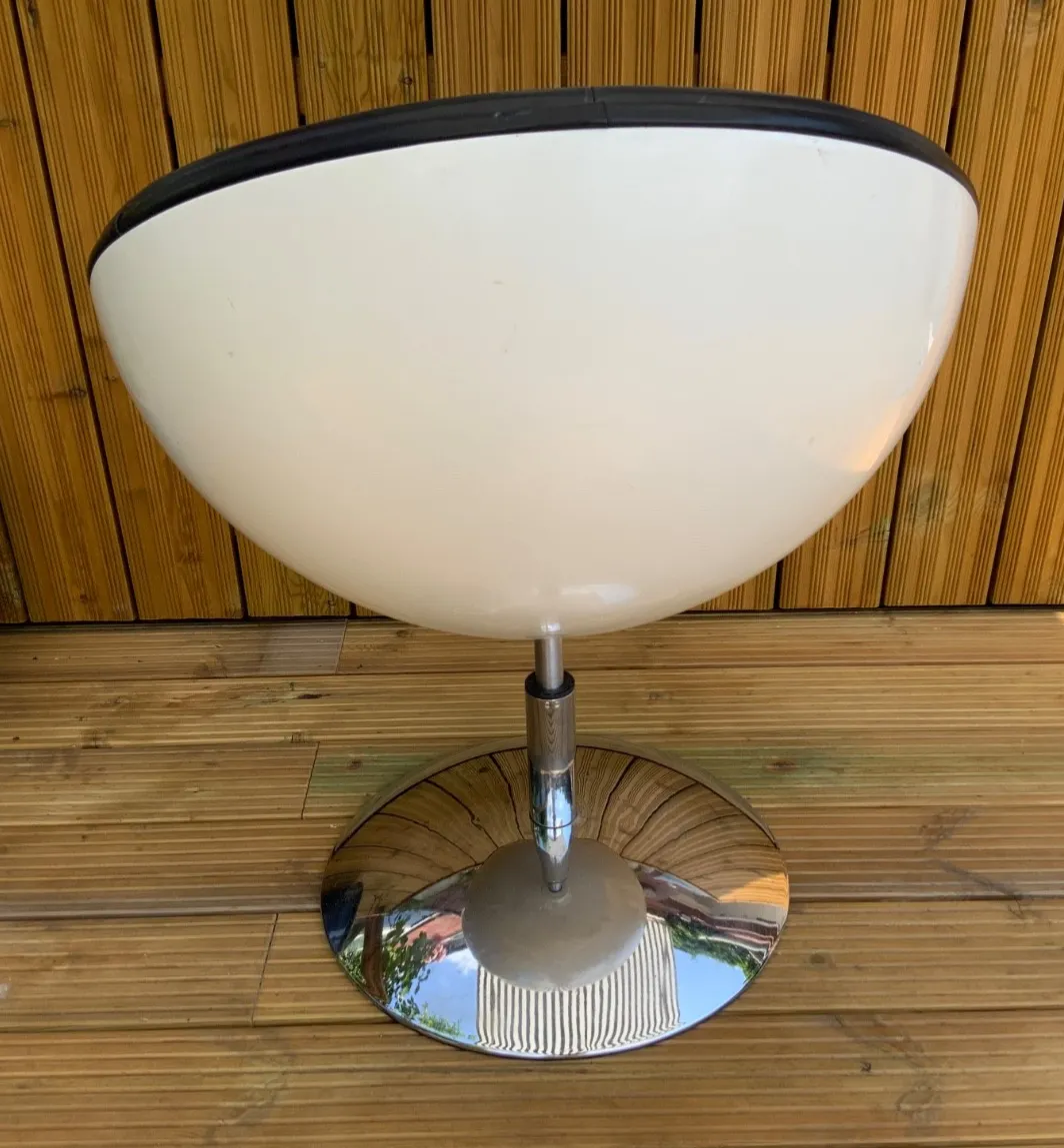 Black/White/Retro Swivel Pod / Egg Chair 1960  70s photo Furniture