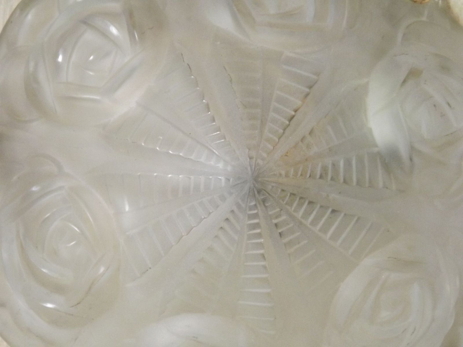 photo vintage Plafonnier Art déco français, motifs de roses et décor abstrait, par Degué, vers 1930