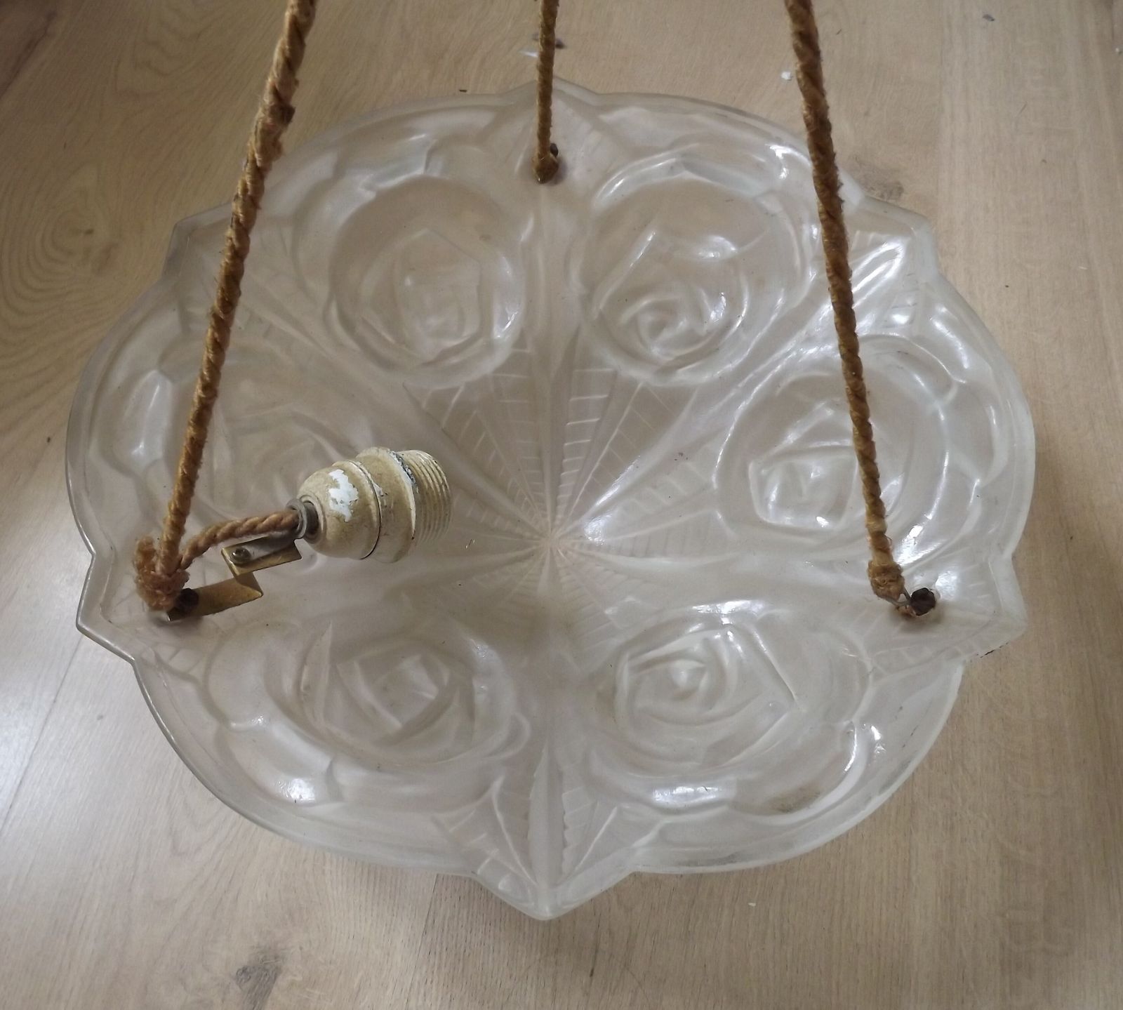Plafonnier Art déco français, motifs de roses et décor abstrait, par Degué, vers 1930 photo vinterior