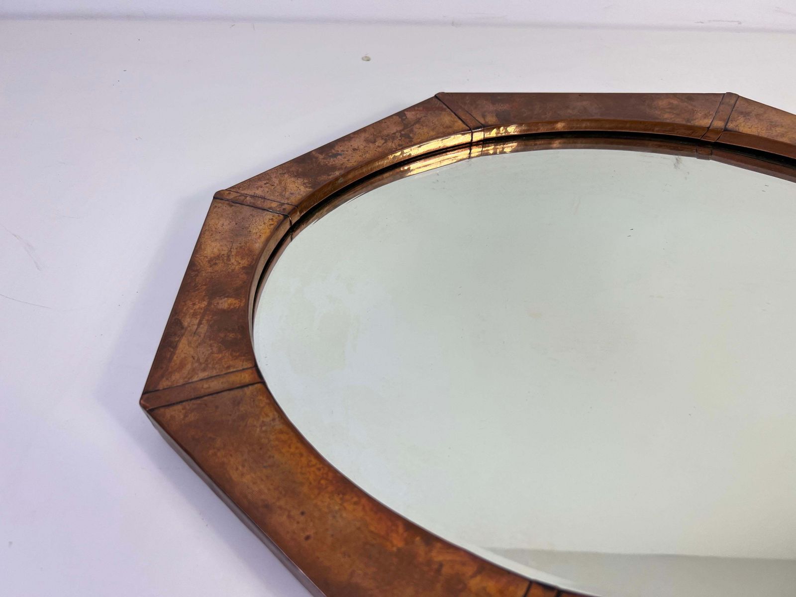Italiaanse koperen wandspiegel met lijst, jaren 1960 photo furniture