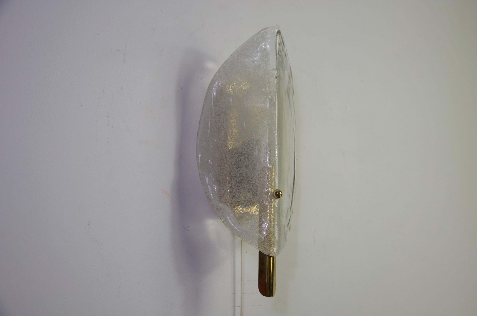 Wandlamp van messing en ijsglas door Kalmar Franken, Oostenrijk, jaren 1960 photo Verlichting