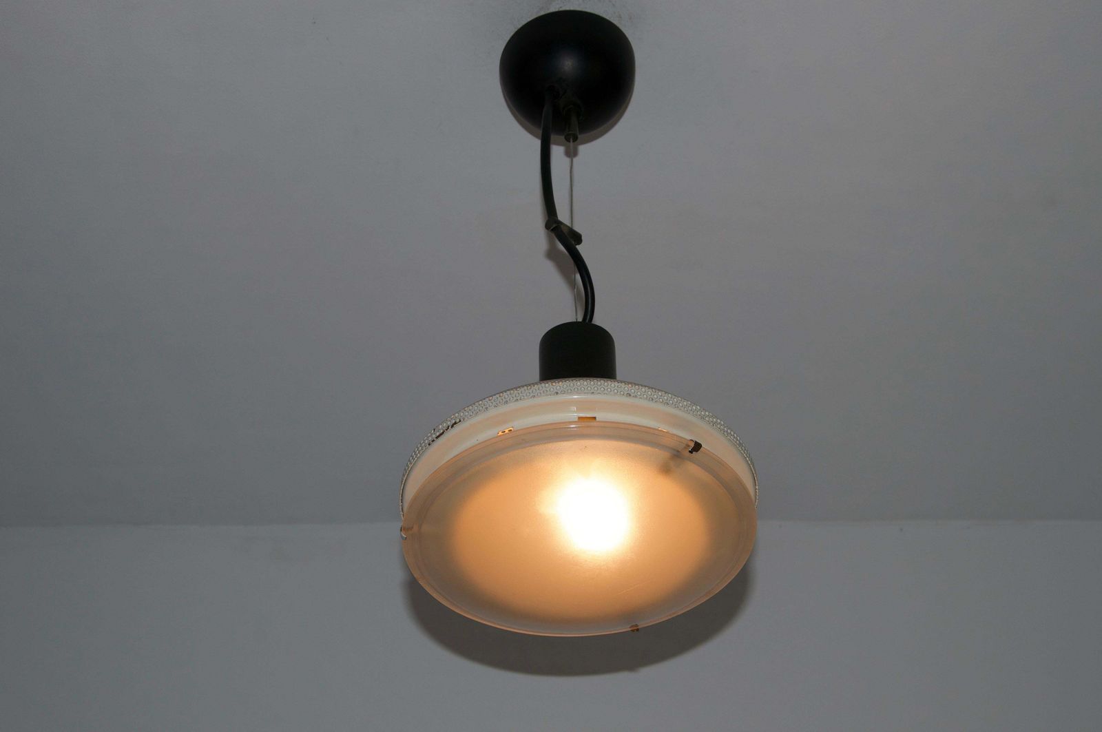Witte Italiaanse plafondlamp, jaren 1970 photo vintage
