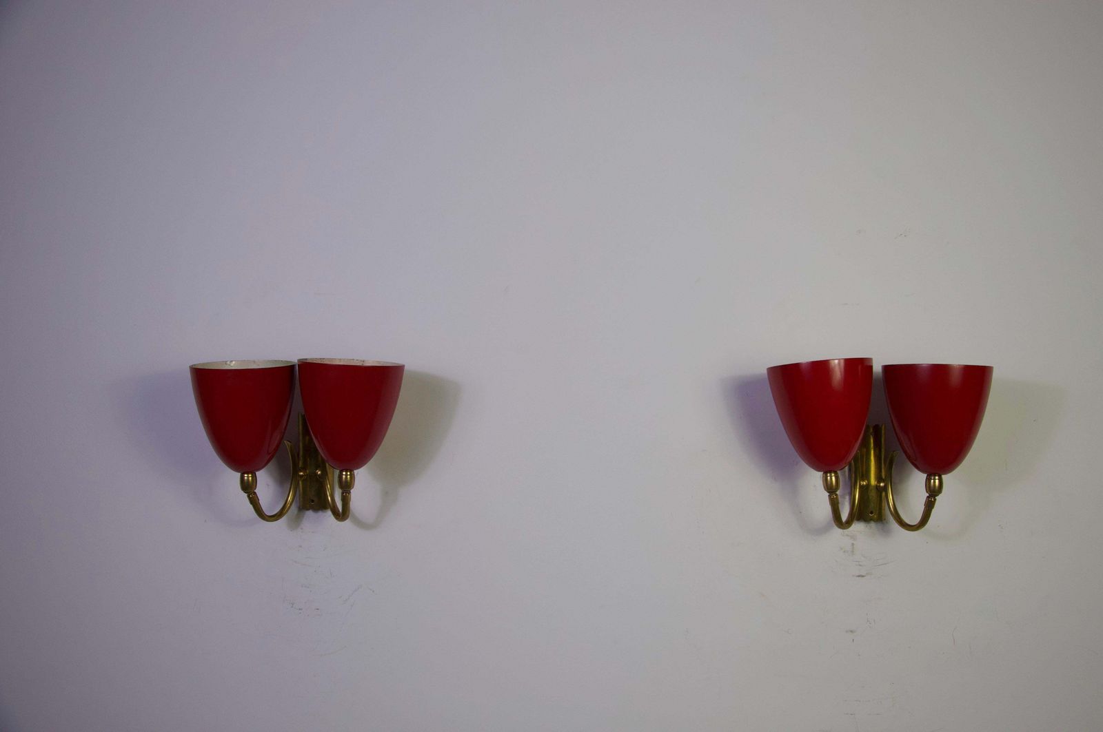 Messing en rood mid-century paar wandlampen, jaren 1960, Italië photo furniture