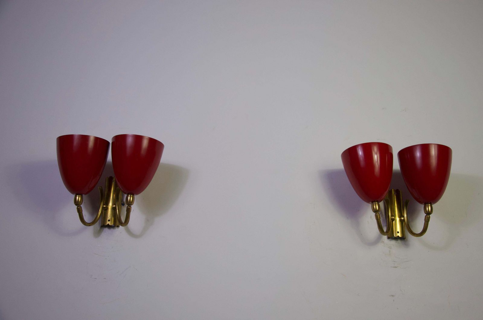 Messing en rood mid-century paar wandlampen, jaren 1960, Italië photo Verlichting