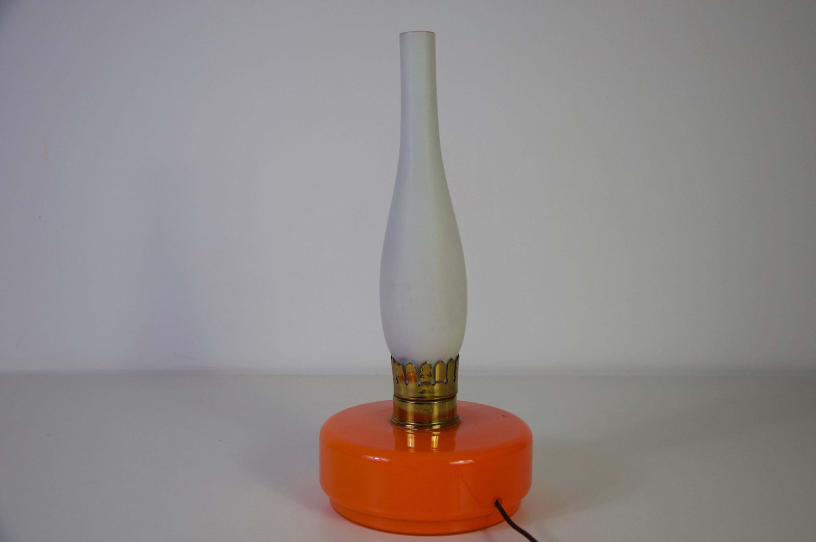 Tafellamp van oranje en opaalkleurig glas, jaren 1960, Italië photo Verlichting