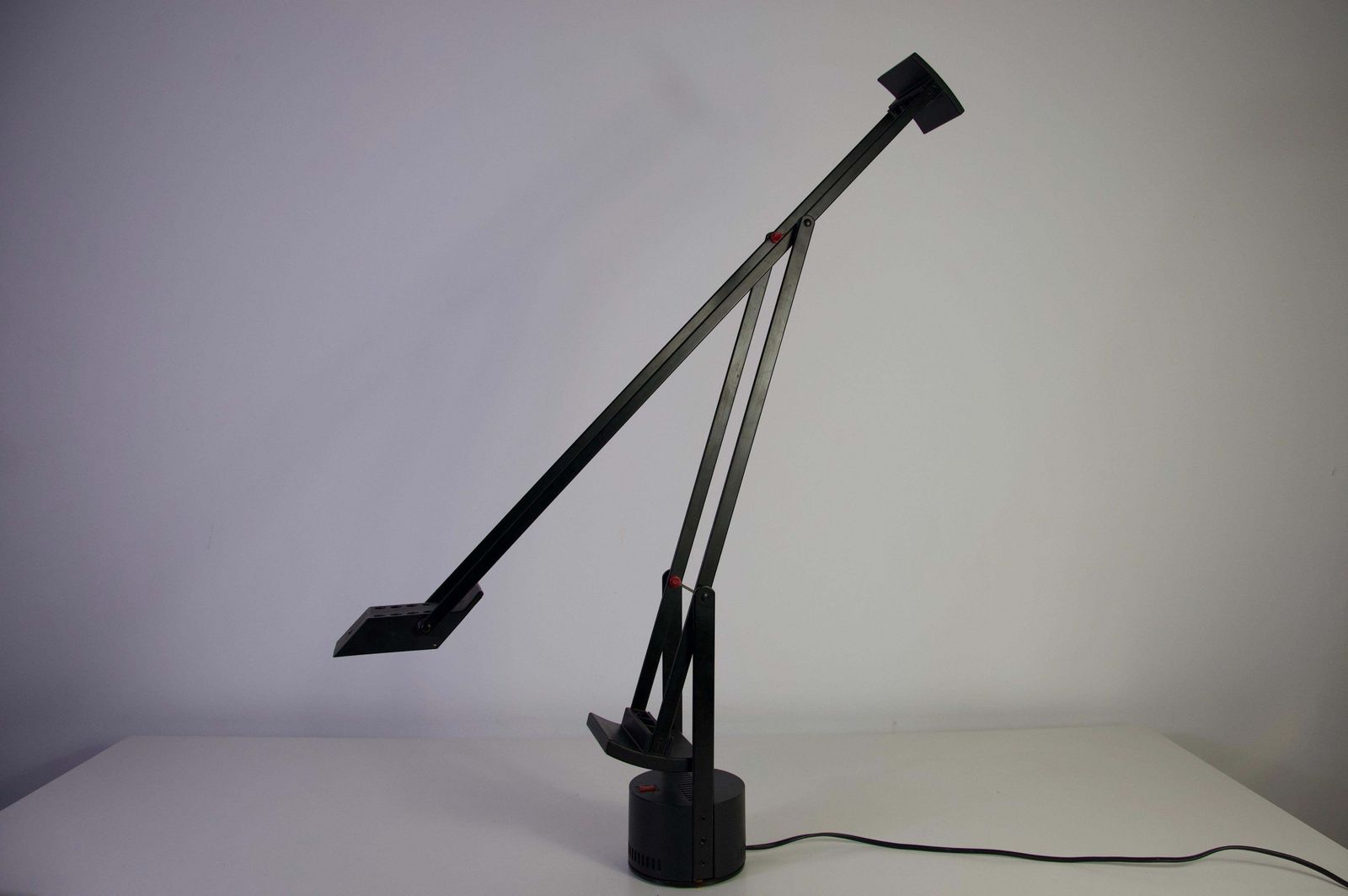 Tizio Verstelbare Zwarte Tafellamp van Richard Sapper voor Artemide, 1972 photo Verlichting