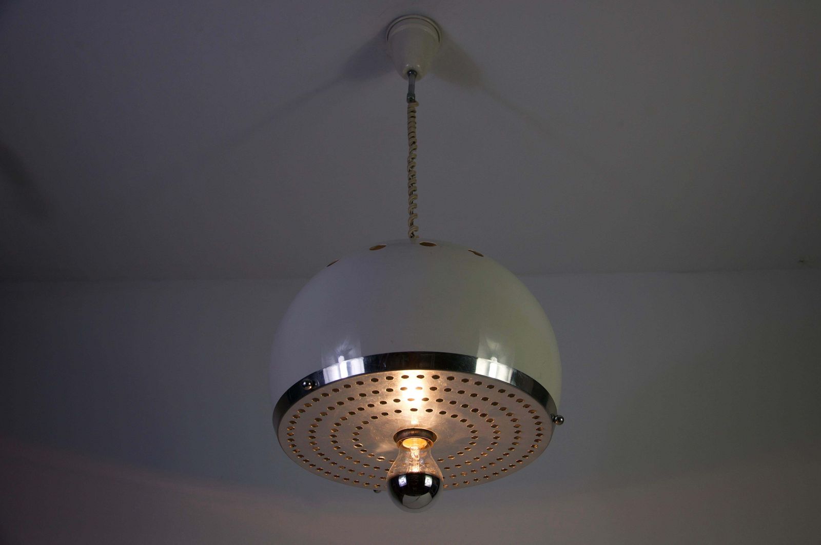 photo furniture Italiaanse witte metalen hanglamp in de stijl van Reggiani, jaren 1960