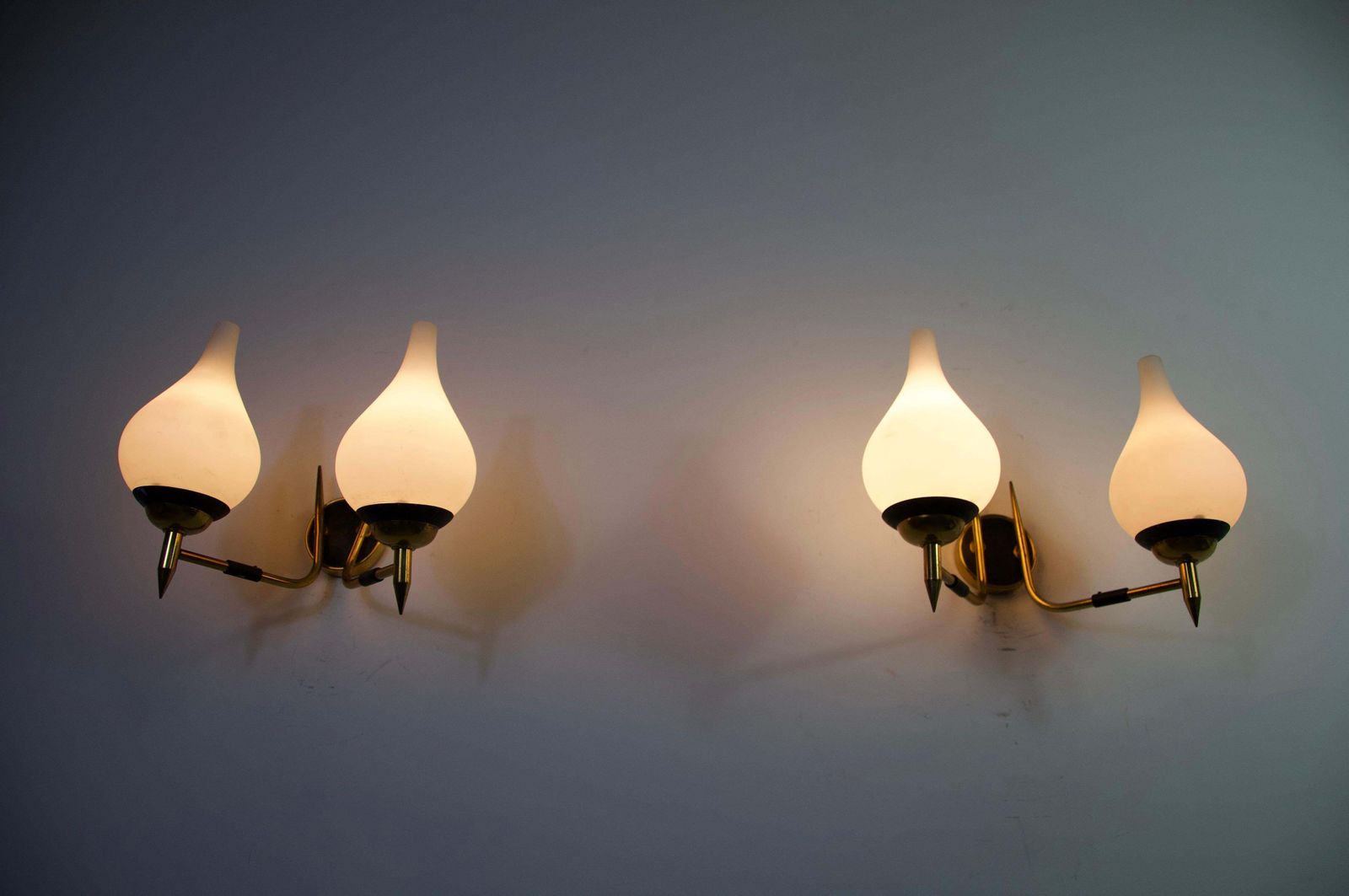 photo vinterior Mid Century Brass And Opaline Wall Lamps By Stilnovo, Italy, 1960s