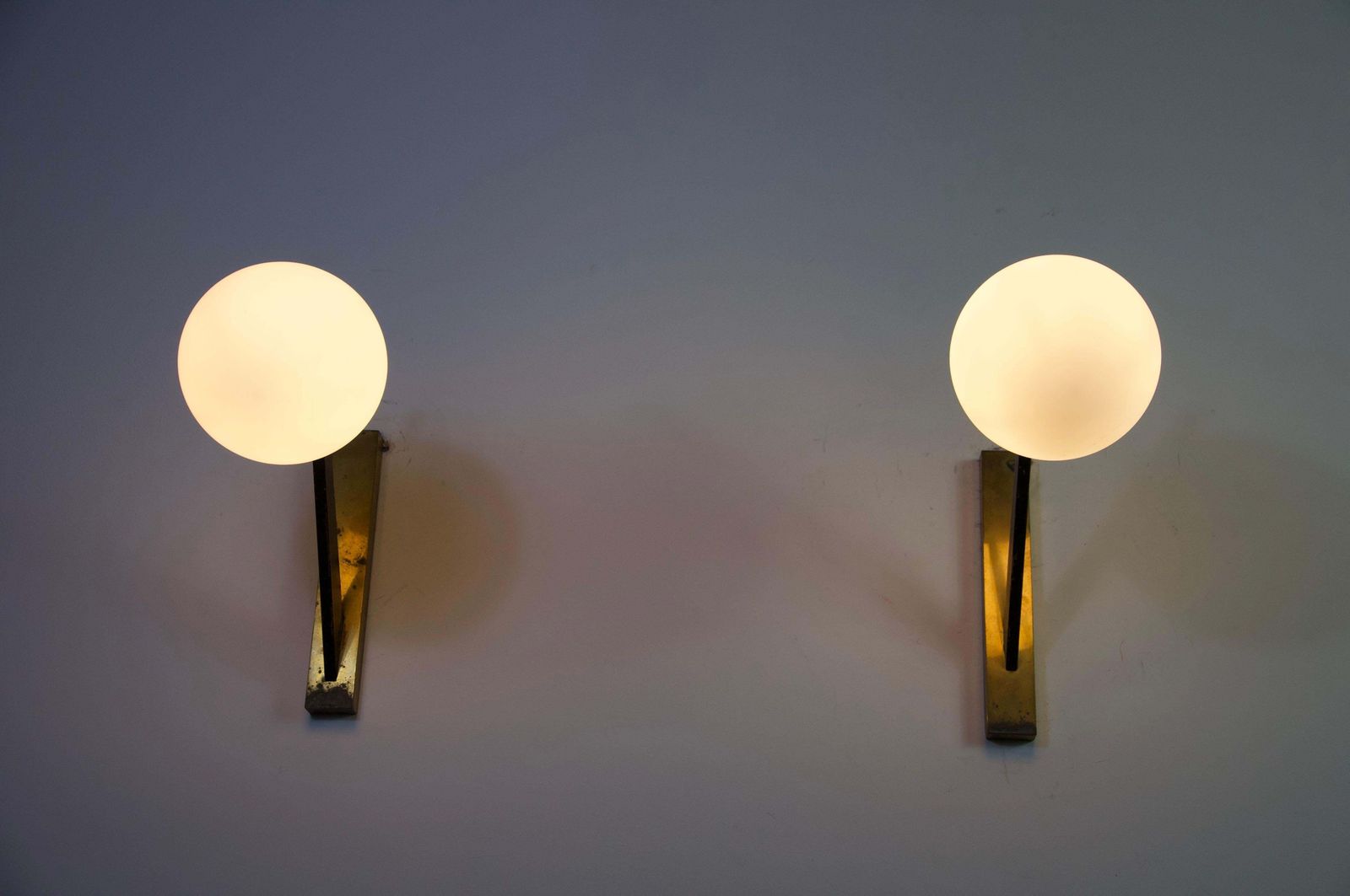 Verlichting Mid-Century Messing en Opaalglaze Wandlampen van Stilnovo, Italië, jaren 1960 photo