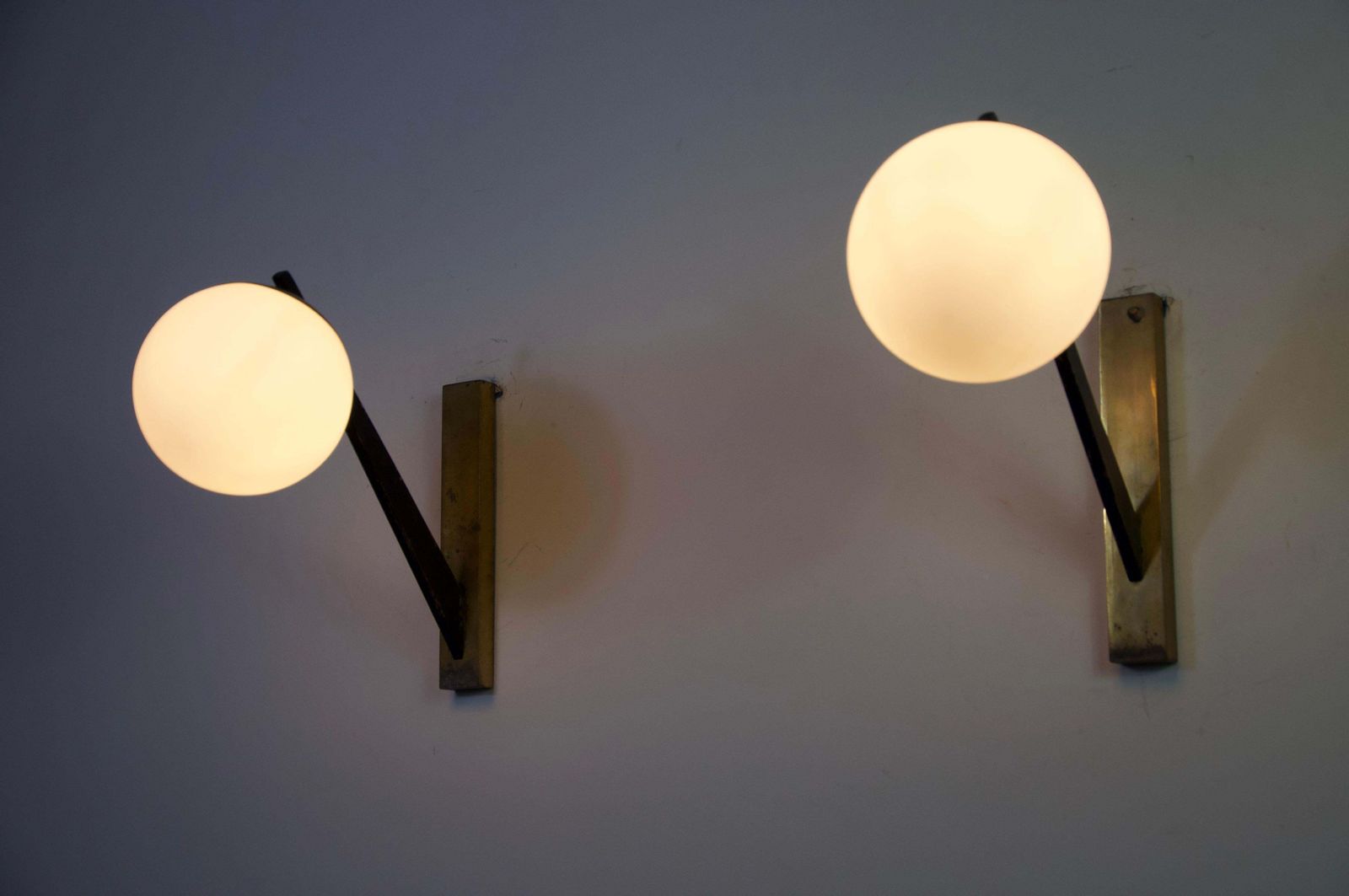 photo vinterior Mid Century Brass And Opaline Wall Lamps By Stilnovo, Italy, 1960s