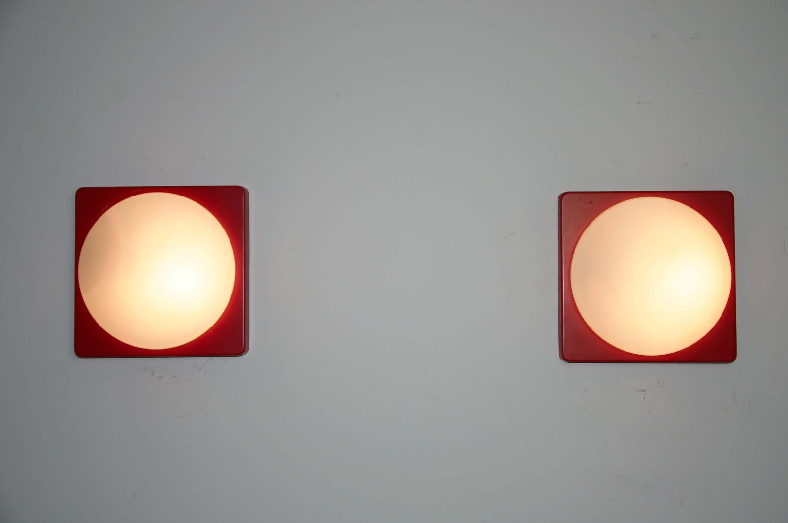 Verlichting Mid-Century Paar Rode Wandlampen van Paul Neuhaus, jaren 1960 photo