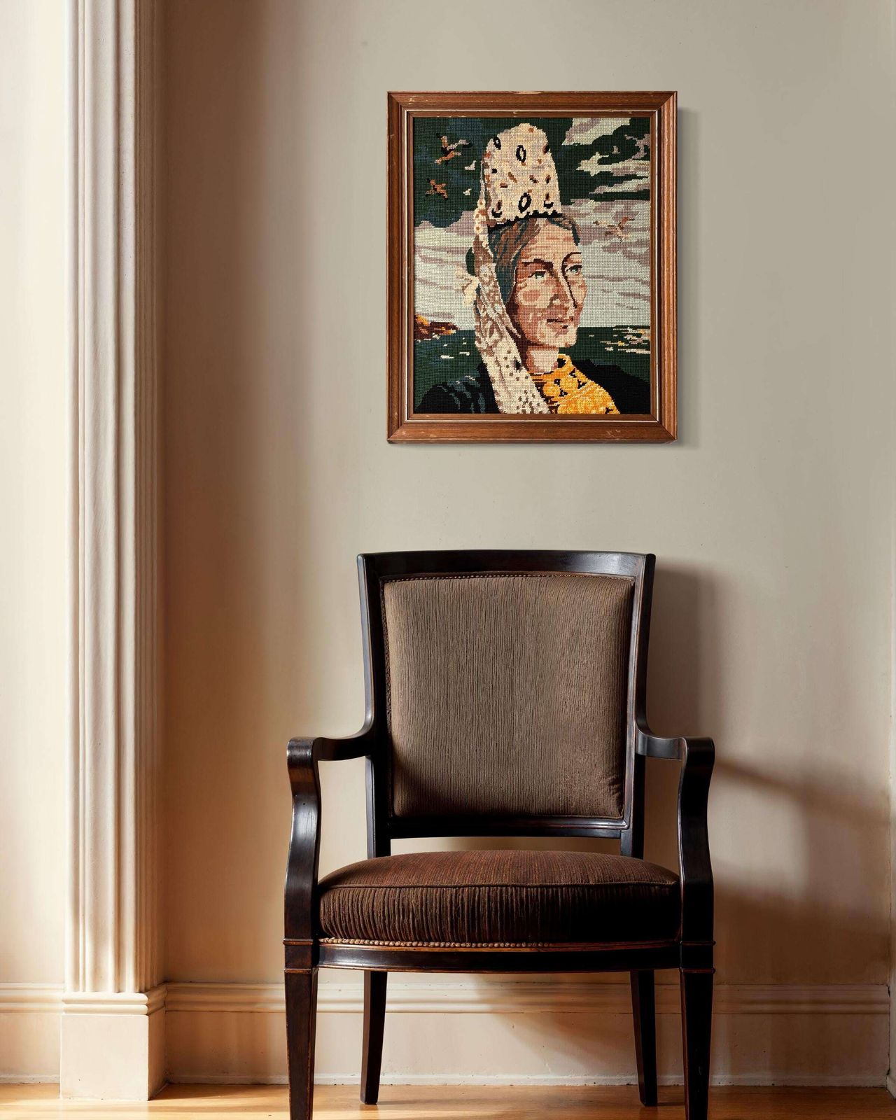 Vintage Frans tapijtportret van een Bretonse vrouw "La Bigoudène", ingelijst – gebreid schilderij, ca. jaren 1950 photo for sale