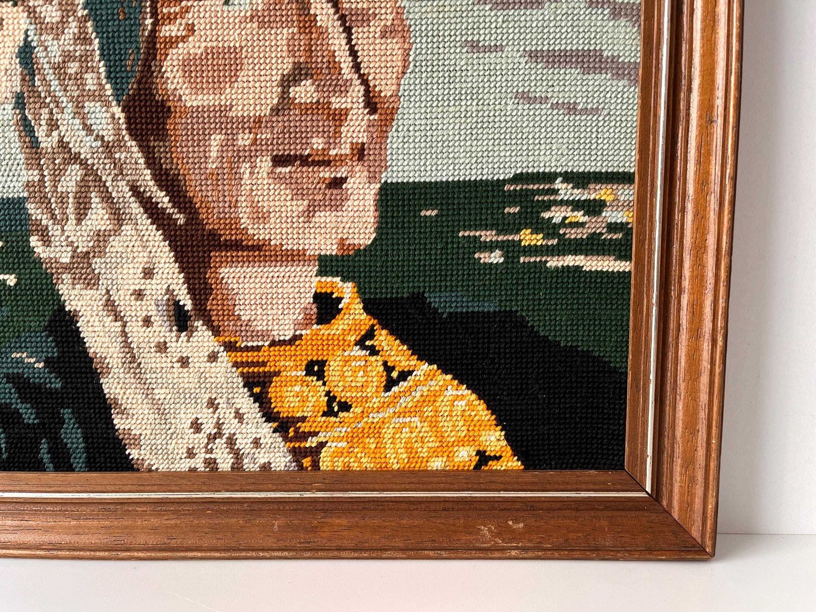 Vintage Frans tapijtportret van een Bretonse vrouw "La Bigoudène", ingelijst – gebreid schilderij, ca. jaren 1950 photo vinterior