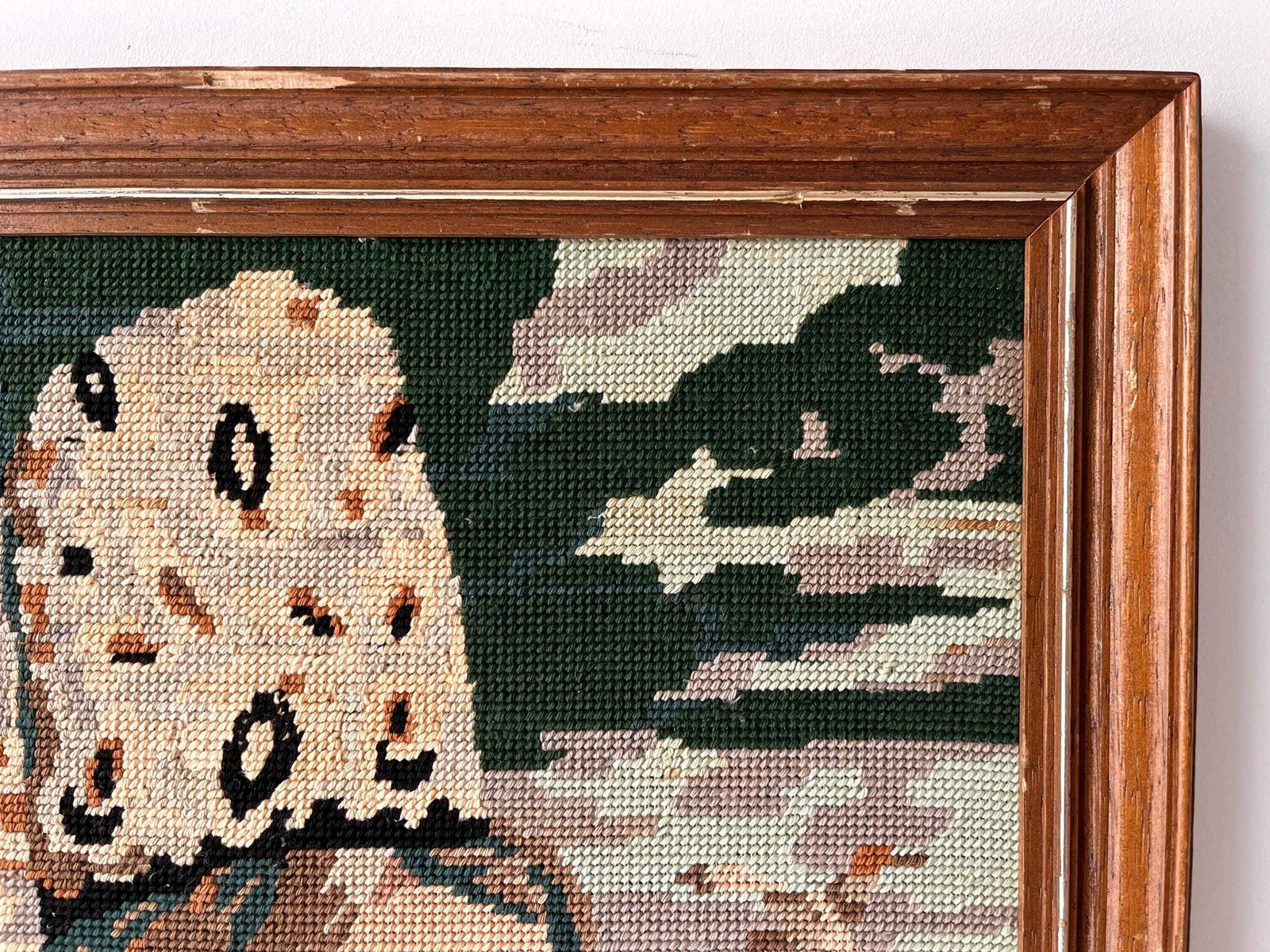 Kunst Vintage Frans tapijtportret van een Bretonse vrouw "La Bigoudène", ingelijst – gebreid schilderij, ca. jaren 1950 photo