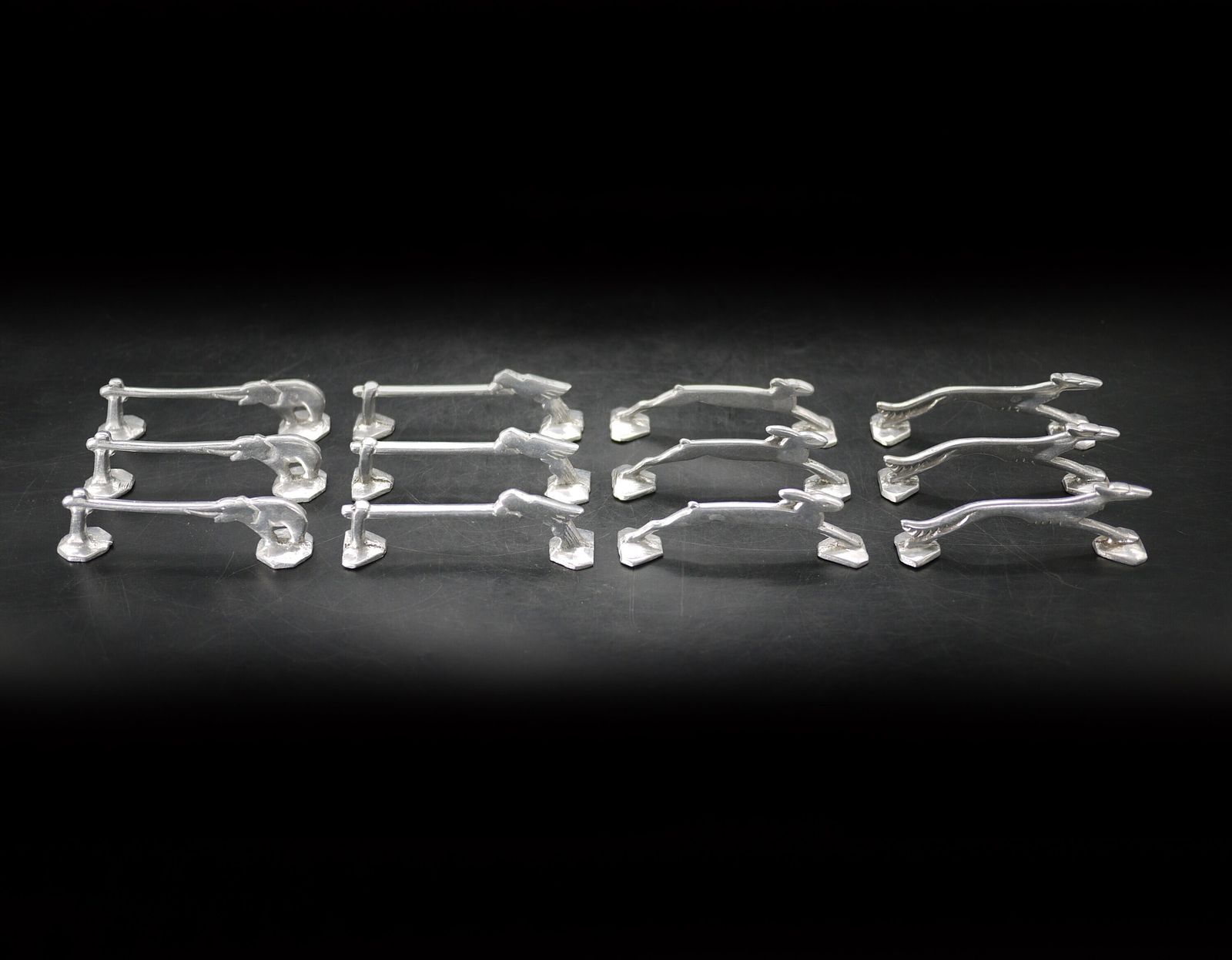 Ensemble de 12 porte-couteaux Art déco français en aluminium à motifs animaliers photo 204.0