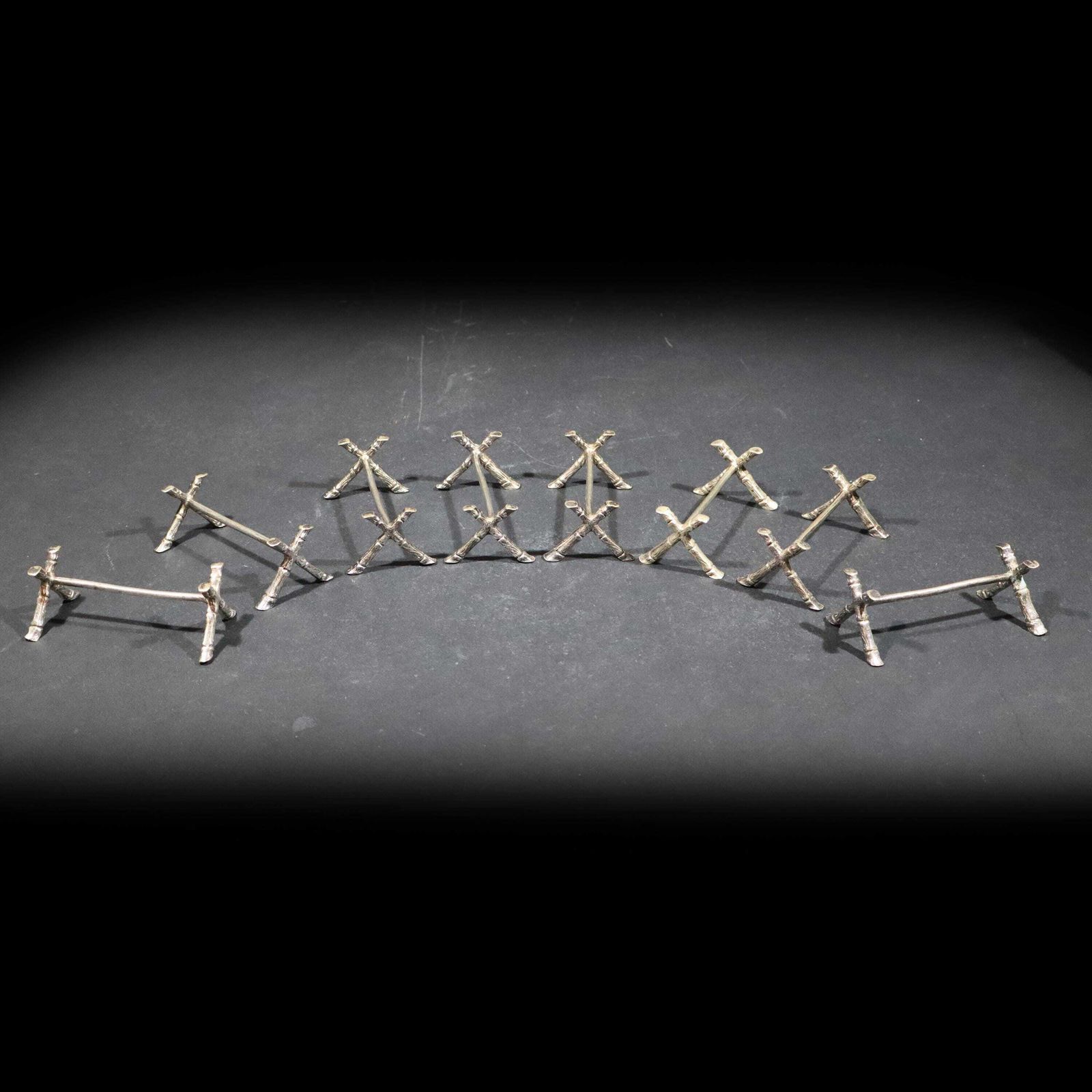 Ensemble de 12 porte-couteaux Art déco français en métal argenté, avec poinçon photo furniture