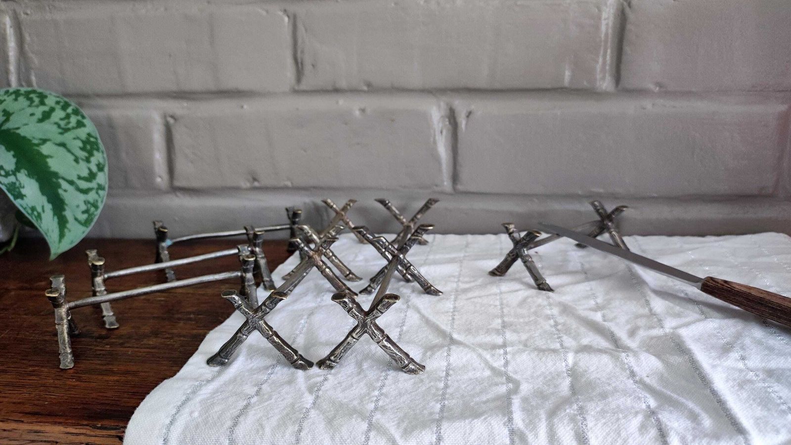 Ensemble de 12 porte-couteaux Art déco français en métal argenté, avec poinçon photo for sale