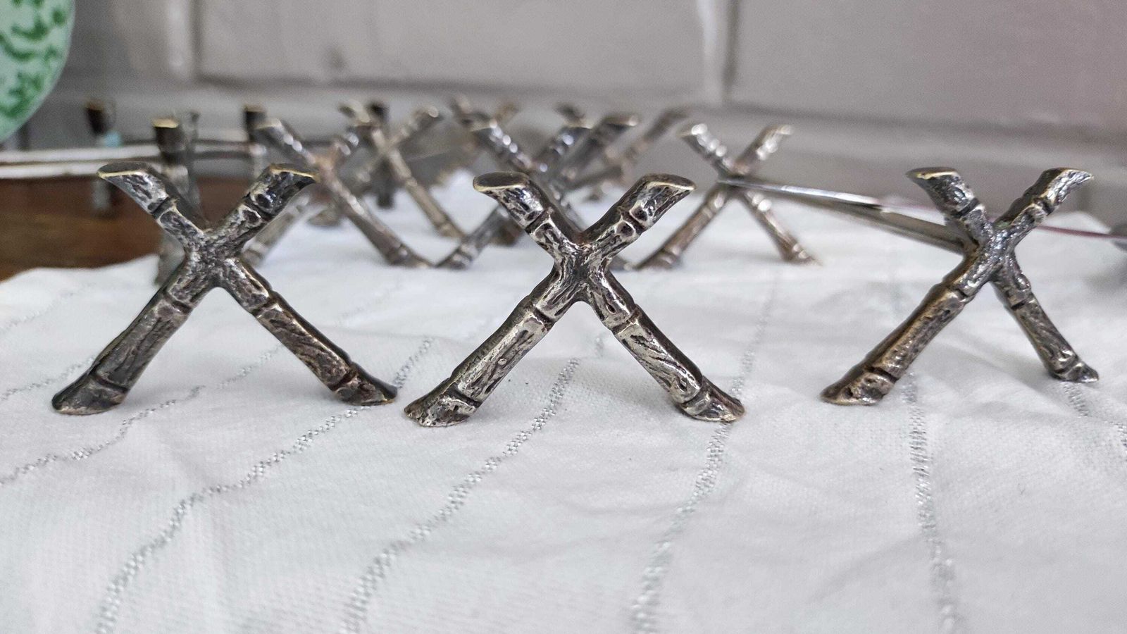 Ensemble de 12 porte-couteaux Art déco français en métal argenté, avec poinçon photo vintage