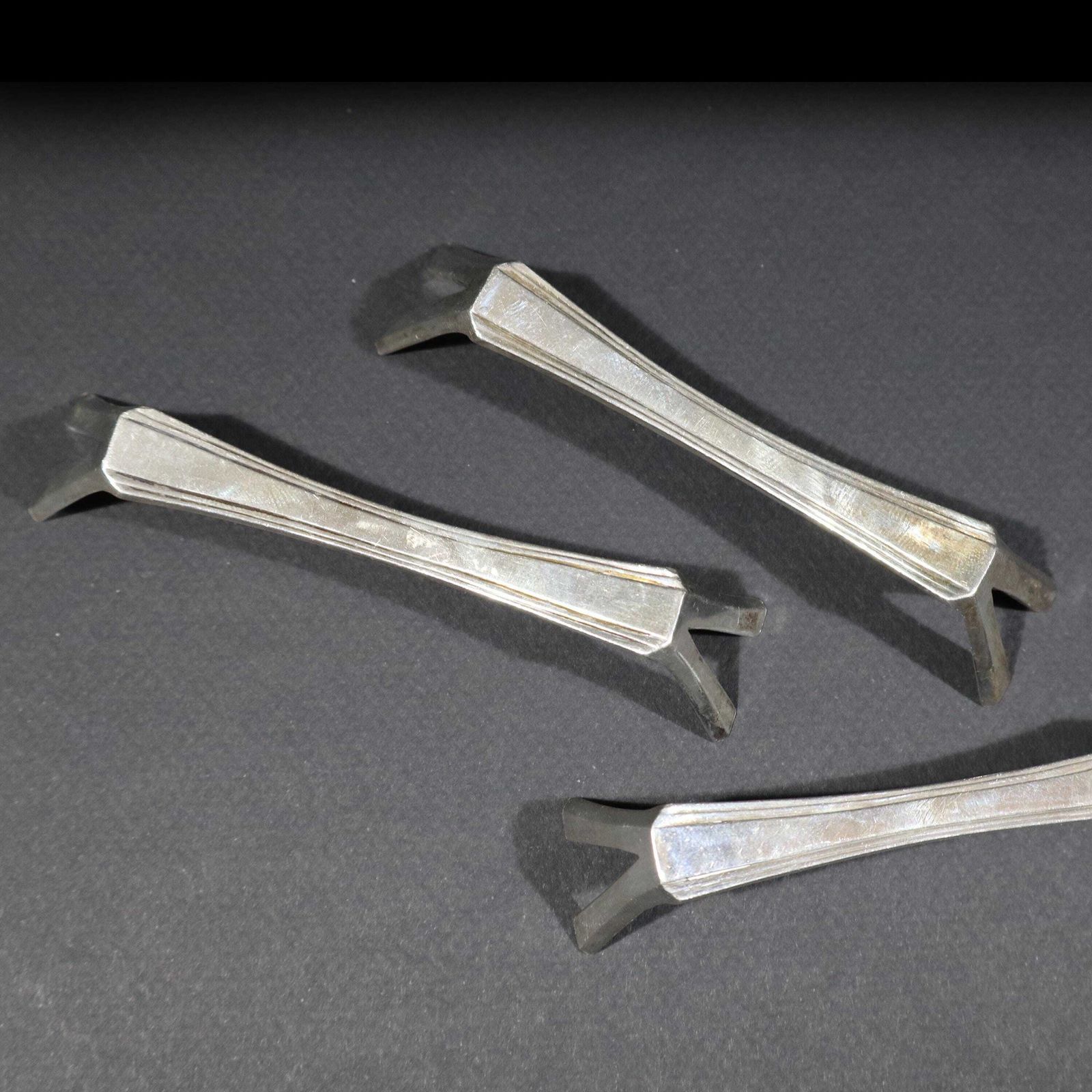 Franse art deco messenleggers in verzilverd metaal, set van 12, modernistische eettafelaccessoires photo Woonaccessoires