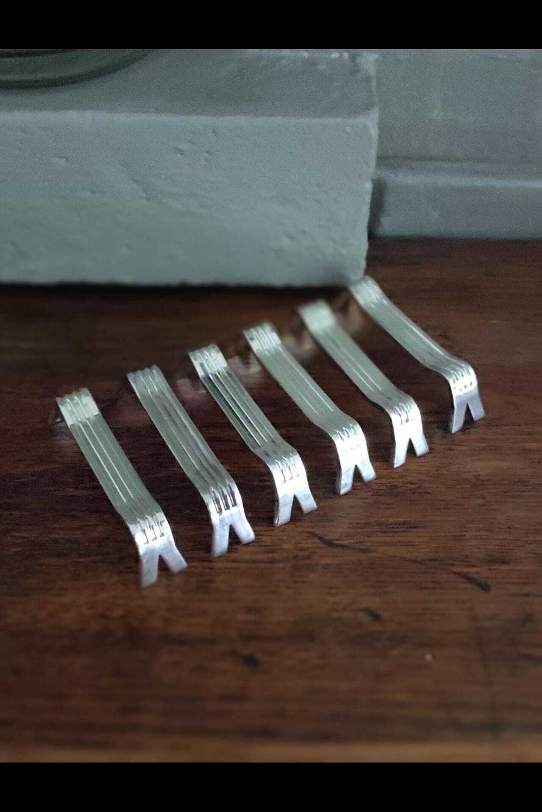 Franse vintage set van 6 verzilverde messenleggers jaren 1960, St Medard photo furniture