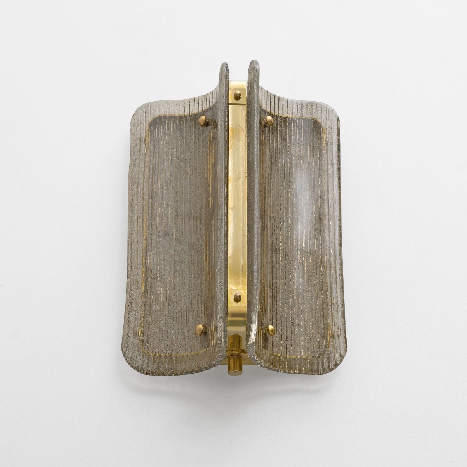 Paar gebogen, gerookte, geribbelde Murano-glazen en messing wandlampen photo vinterior