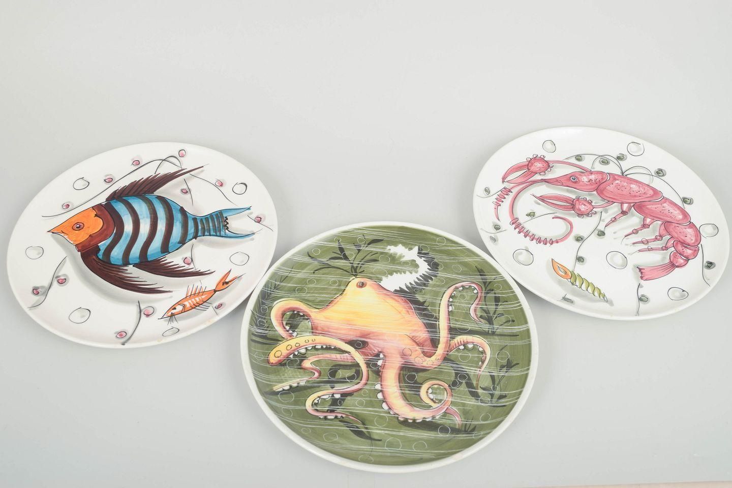 Mancioli, Italië. Vijf Handbeschilderde Faience Borden Met Kleurrijke Motieven. Jaren 1960 photo for sale