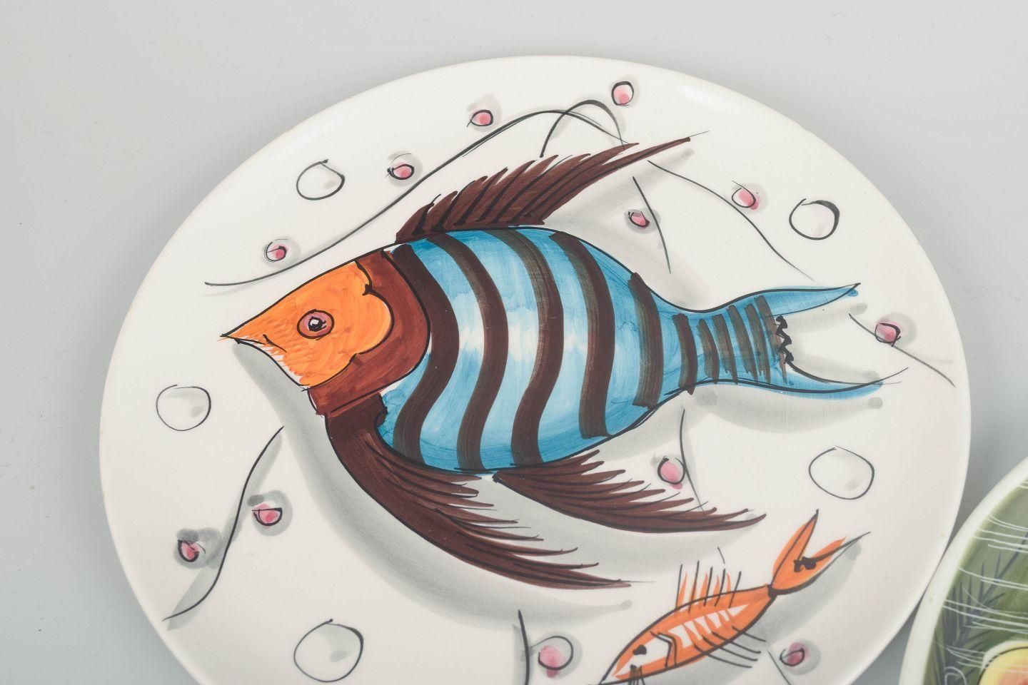 Mancioli, Italië. Vijf Handbeschilderde Faience Borden Met Kleurrijke Motieven. Jaren 1960 photo Woonaccessoires