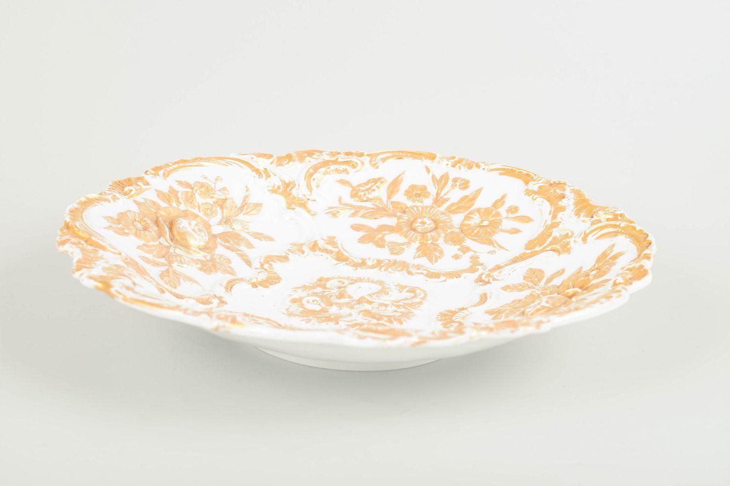 Meissen. Grand plat en porcelaine à ornementation dorée. Fin XIXe siècle. photo furniture