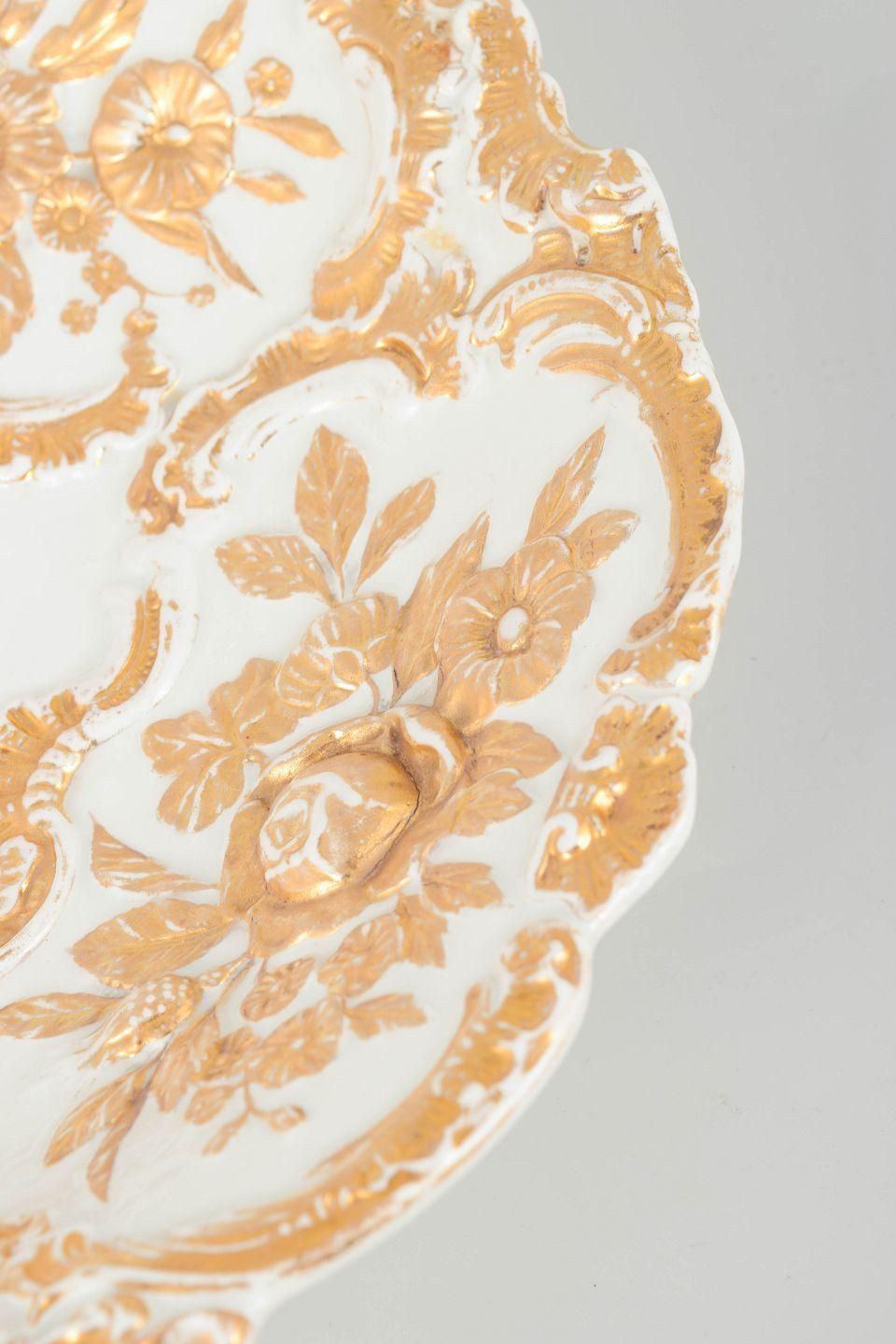 Meissen. Grand plat en porcelaine à ornementation dorée. Fin XIXe siècle. photo for sale