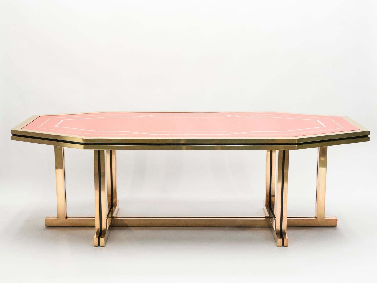 Table à manger ou bureau Maison Jansen en laque rouge et laiton, années 1970 photo vinterior