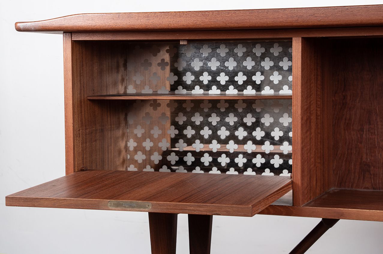 photo buy Bureau scandinave en teck et laiton « Boomerang », par Peter Lovig Nielsen, 1968.