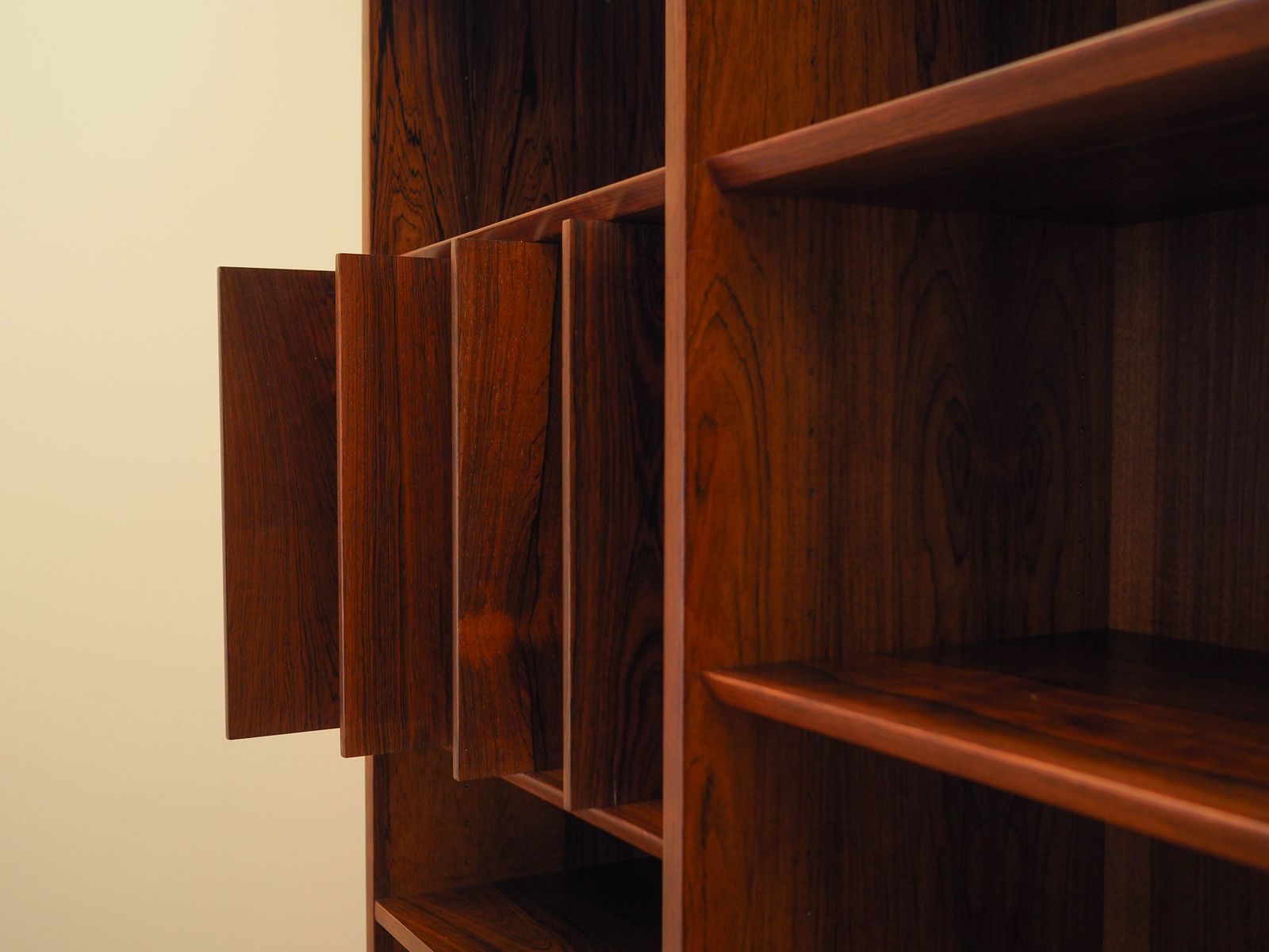 photo for sale Palissander boekenkast, Deens design, jaren 1970, geproduceerd door Hundevad
