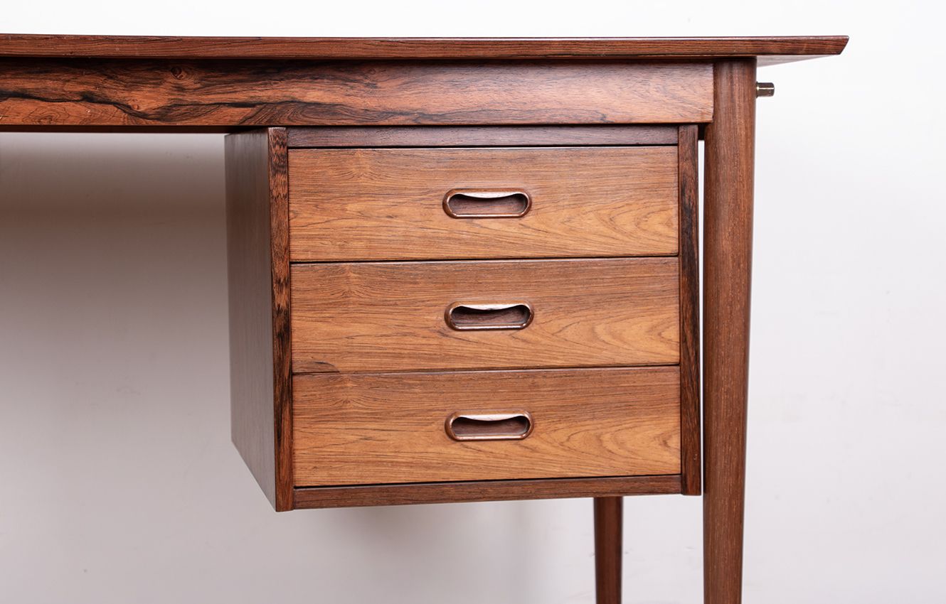 Bureau danois extensible en palissandre et laiton, modèle Os 51, par Arne Vodder pour Sibast, 1960. photo Mobilier