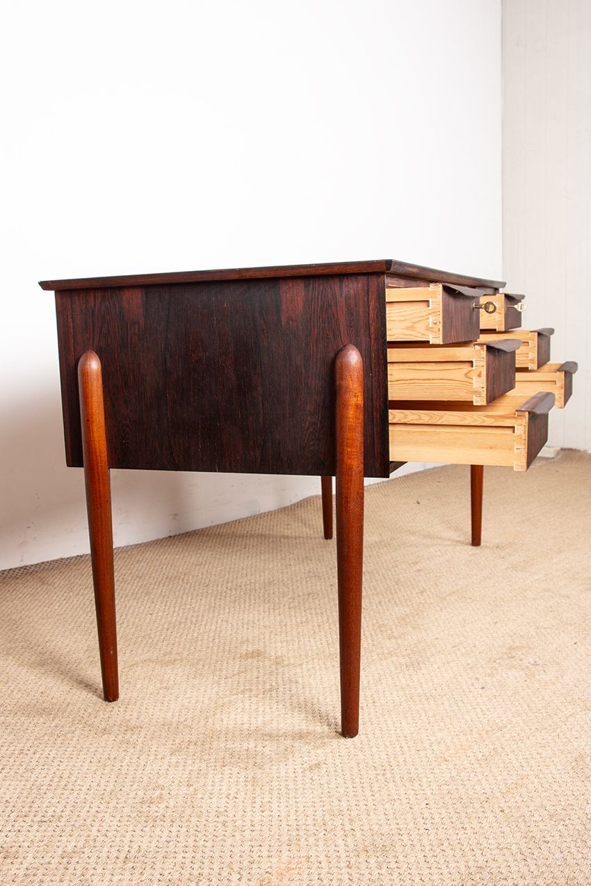 photo for sale Bureau danois en palissandre, pieds en teck, par Johannes Andersen, 1960.