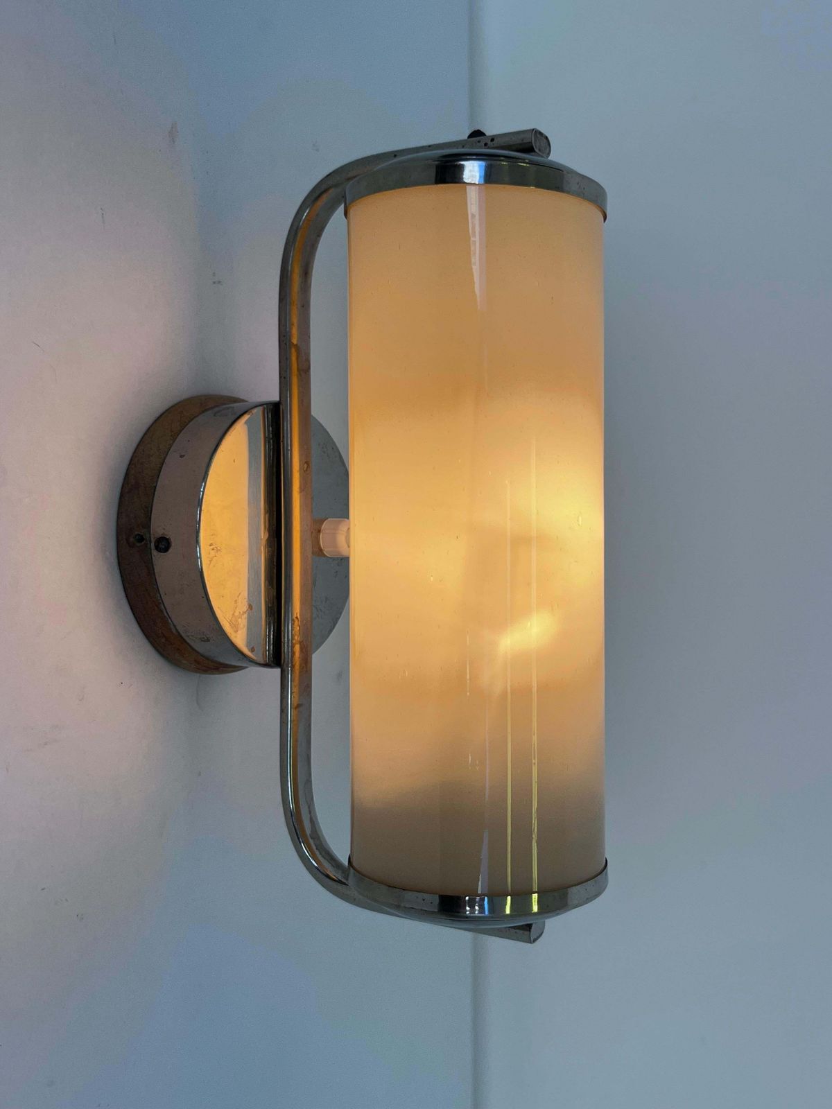 Bauhaus Chrome And Milk Glass Wall Lamp, jaren 1940 – Tsjecho-Slowakije photo for sale