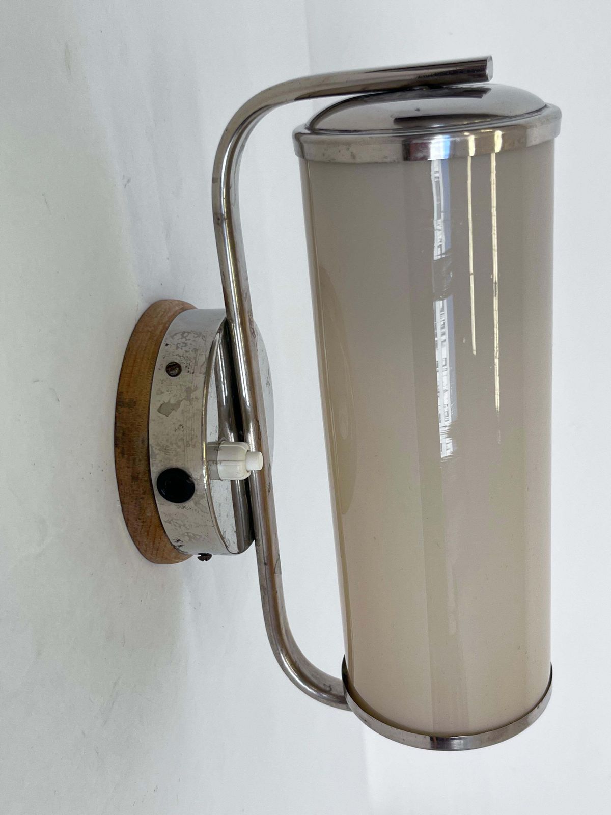 Bauhaus Chrome And Milk Glass Wall Lamp, jaren 1940 – Tsjecho-Slowakije photo vintage