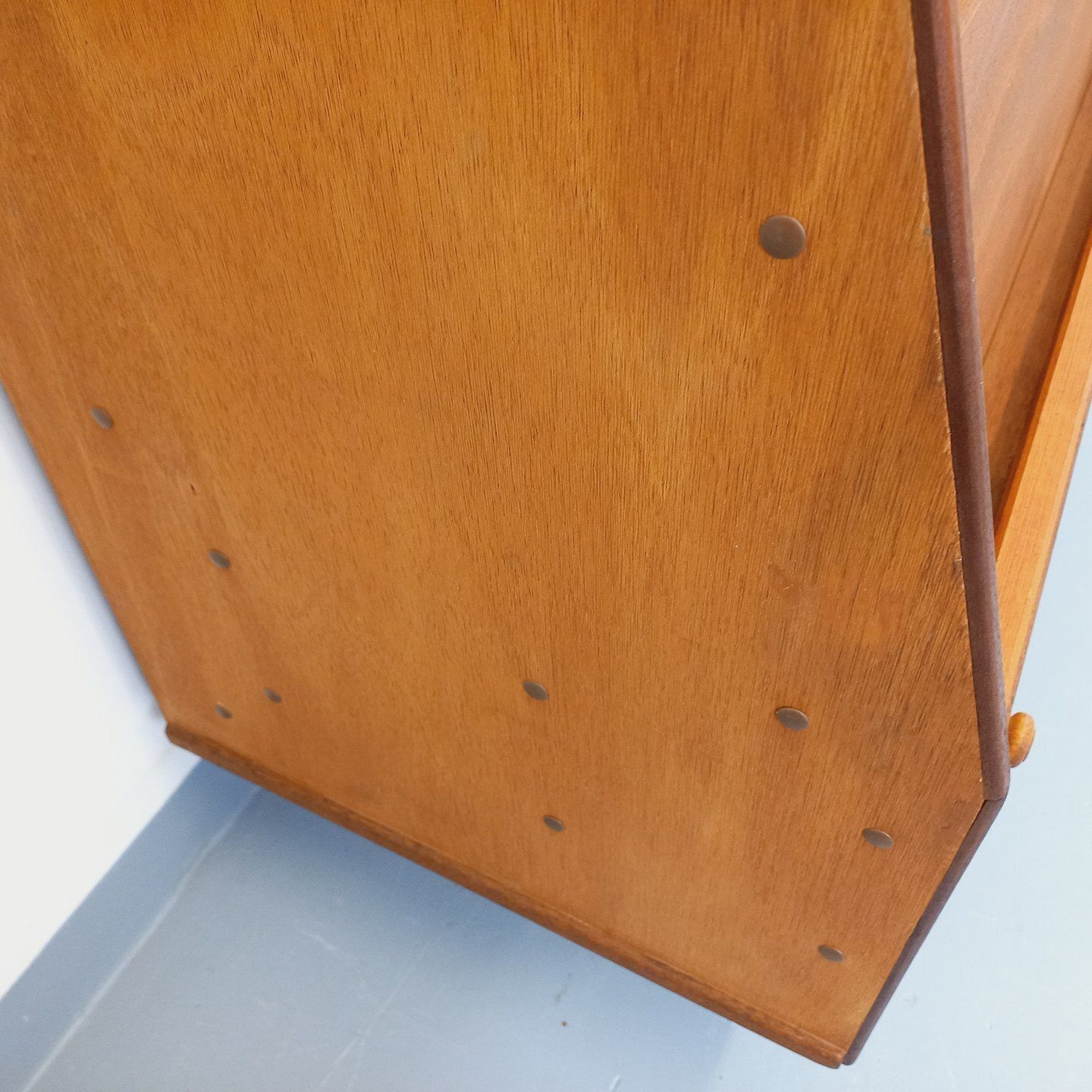 Opbergkast met houten boekenkast en lades photo vinterior