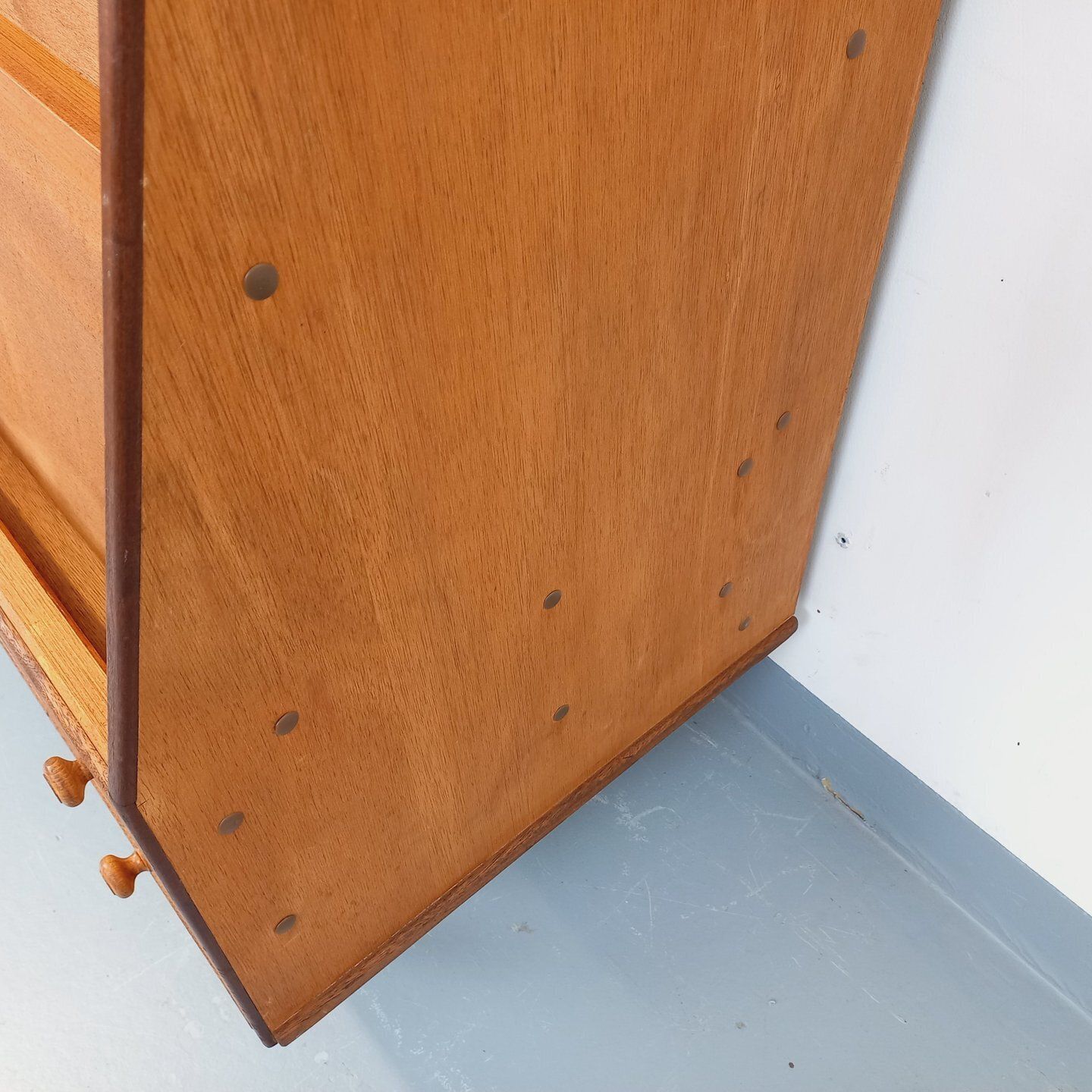 Opbergkast met houten boekenkast en lades photo vintage