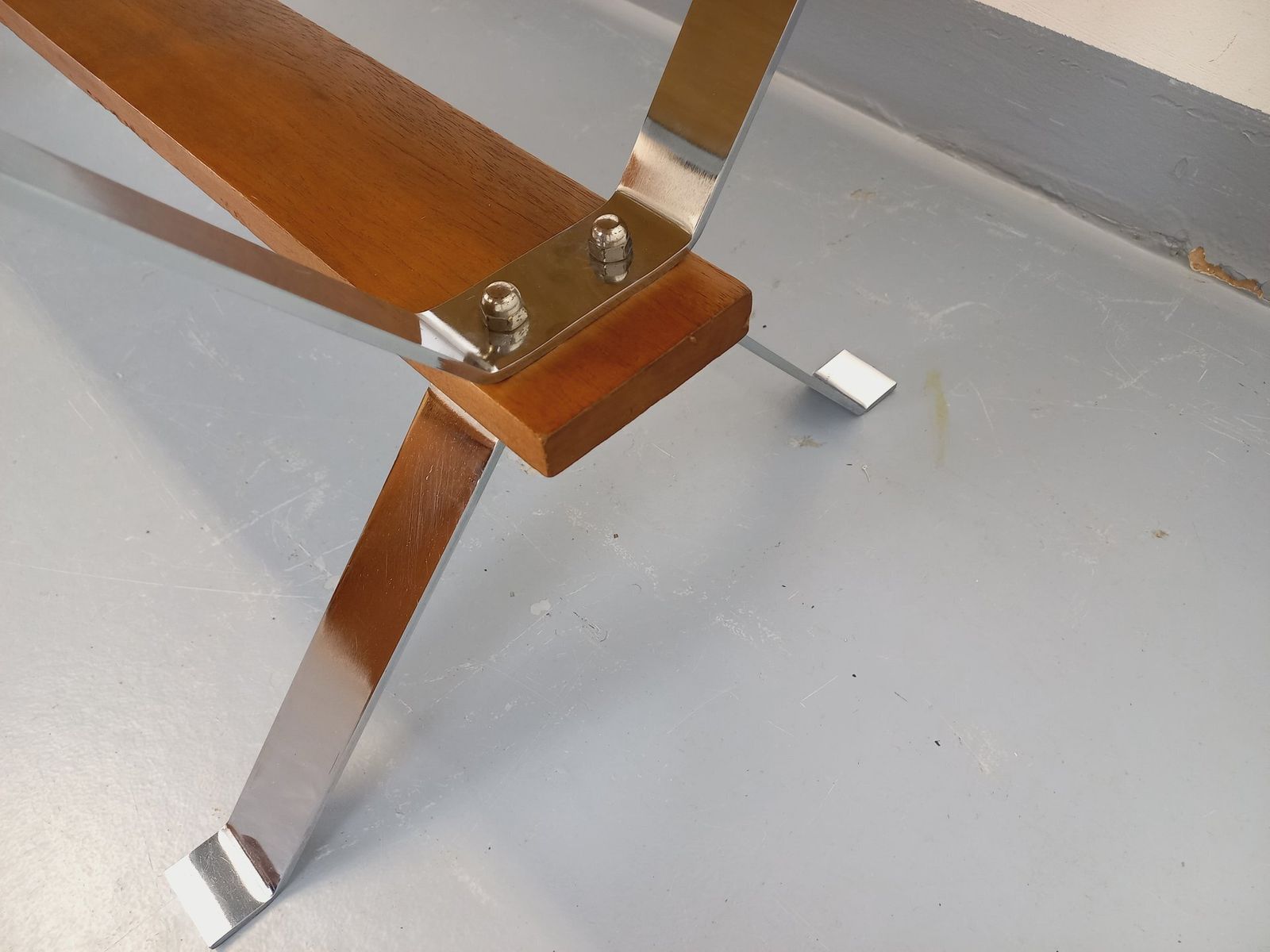 photo vintage Salontafel in keramiek, verchroomd metaal en hout