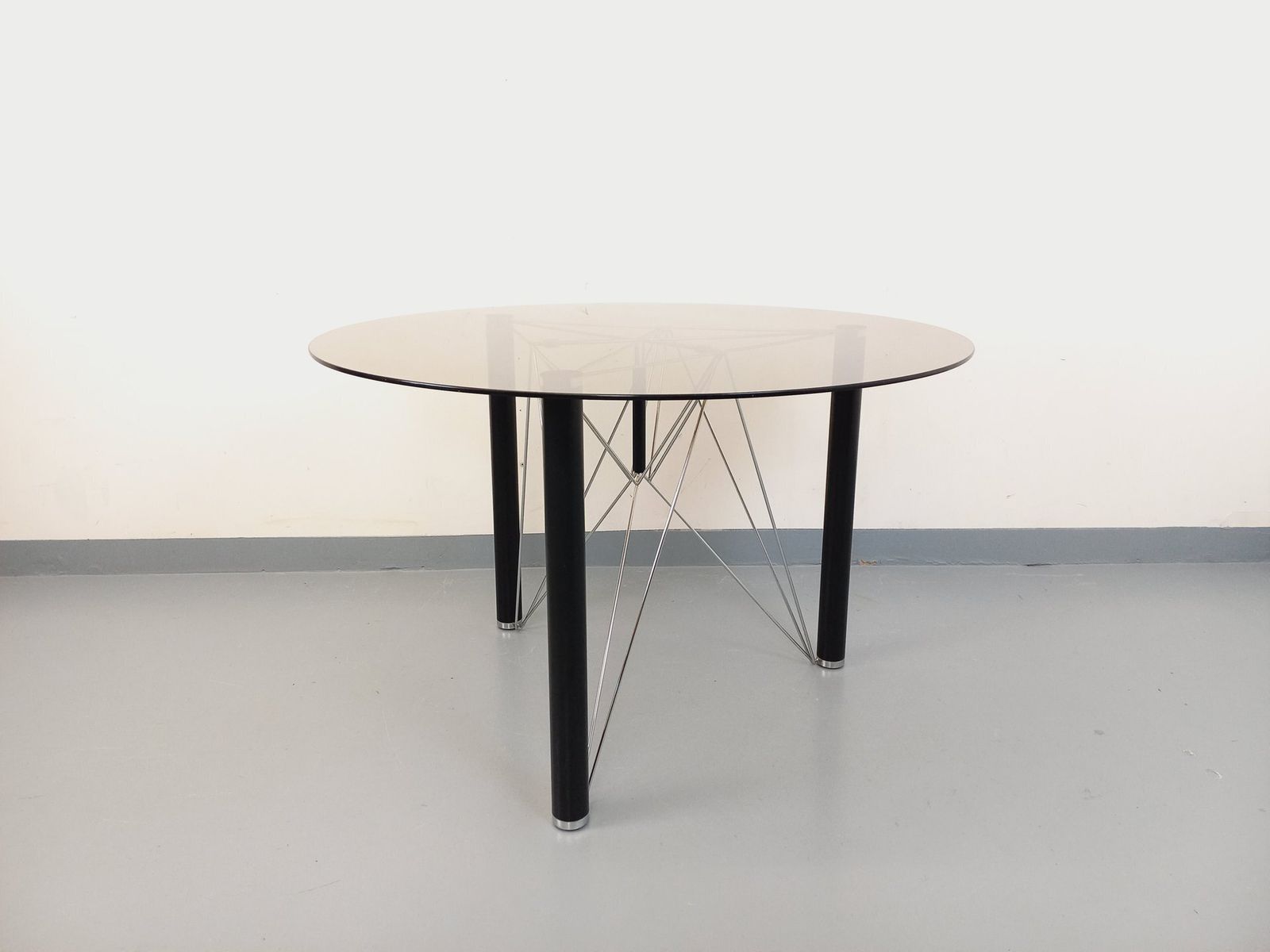Ronde tafel in rookglas, zwart metaal en verchroomd metaal photo Meubels