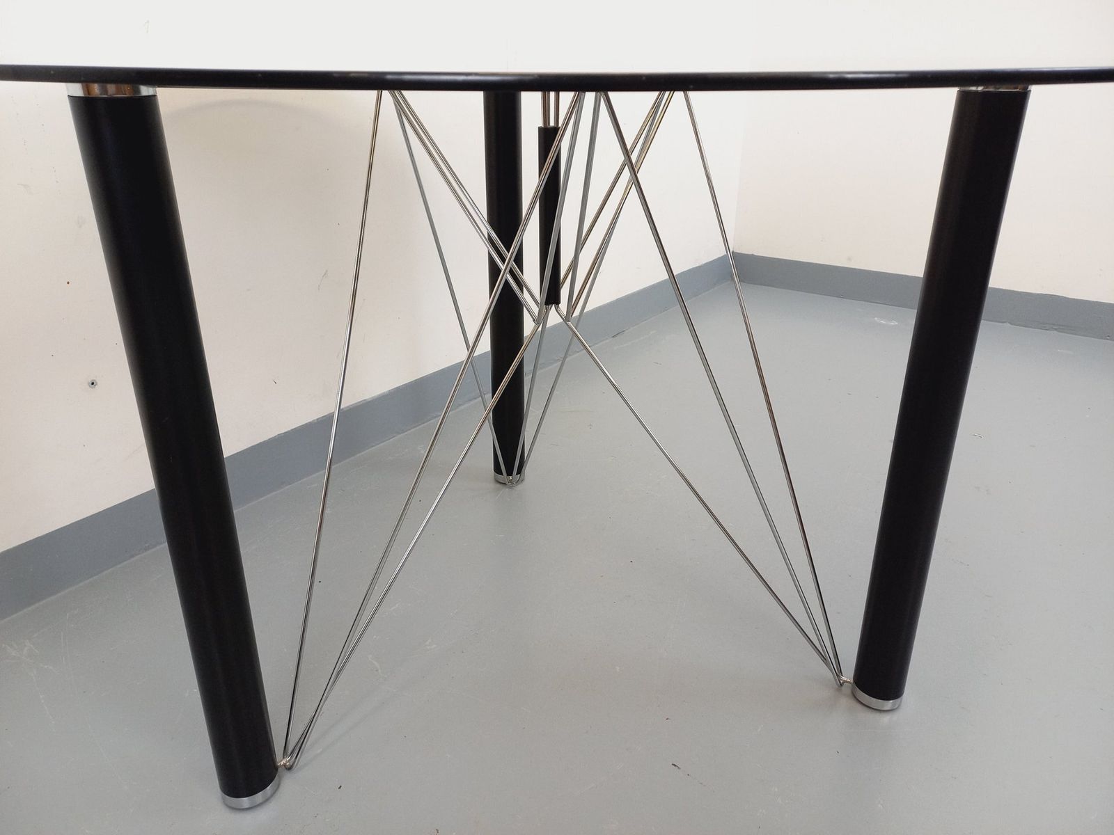 Ronde tafel in rookglas, zwart metaal en verchroomd metaal photo 2591.0
