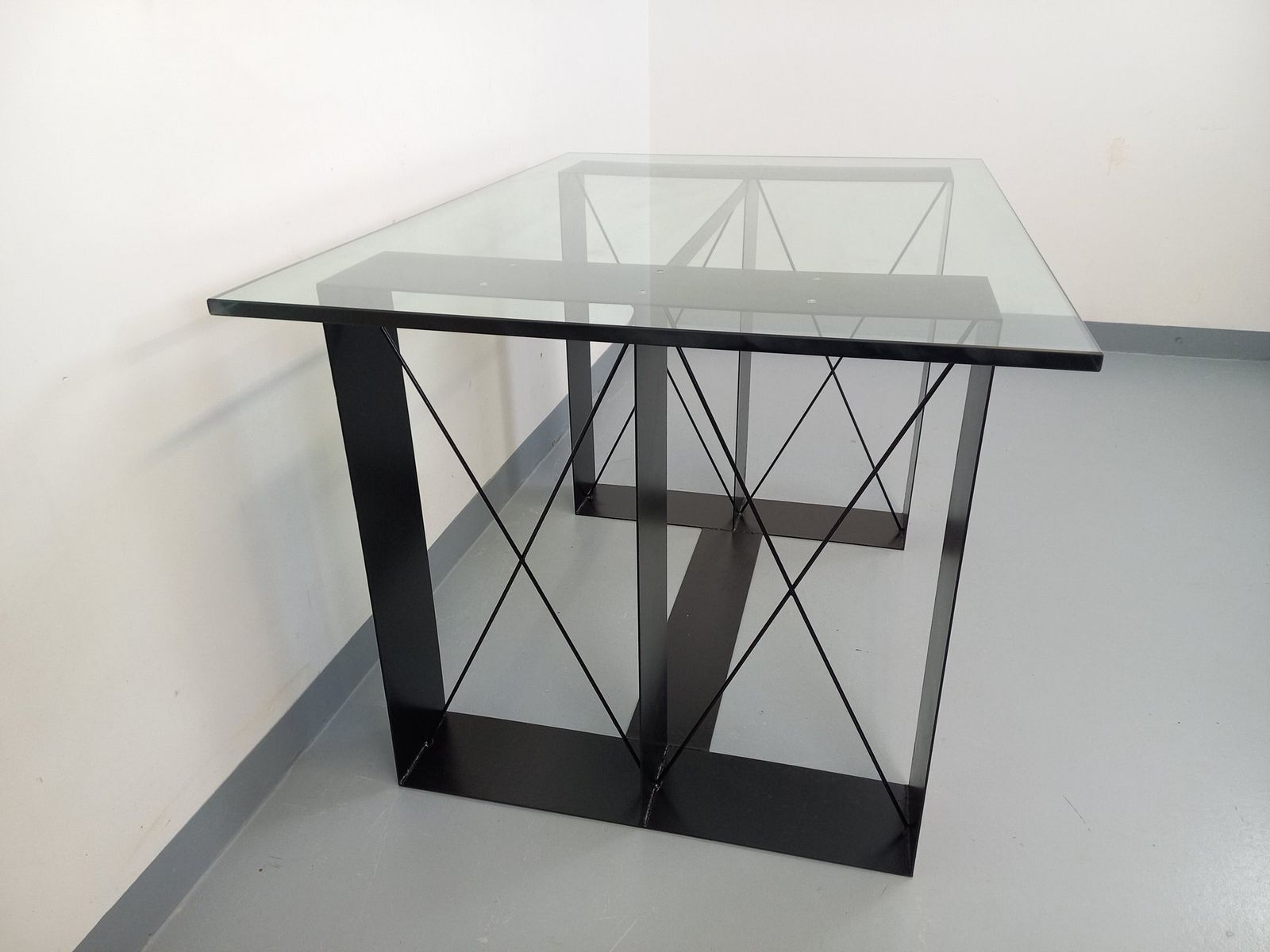 photo furniture Rectangular High Table In Glass And Black Metal