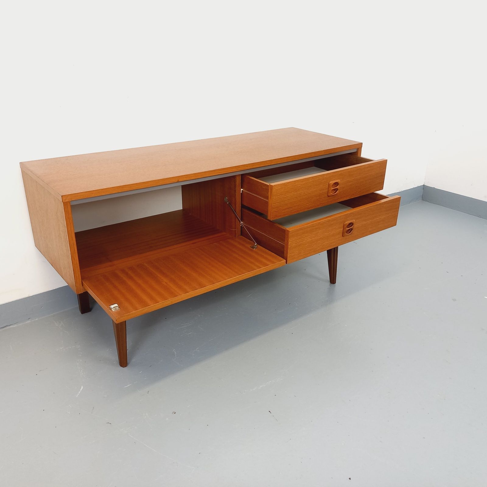 Klein Scandinavisch teakhouten dressoir photo Meubels