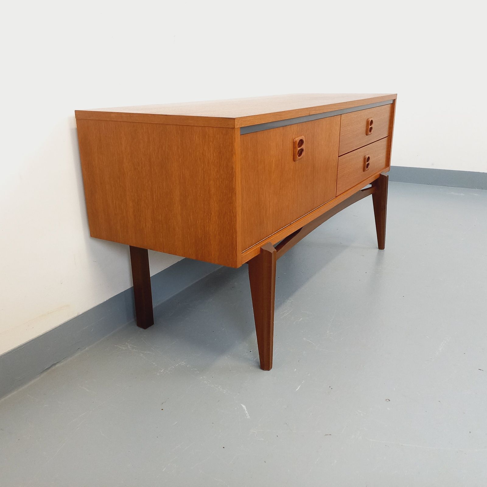 Klein Scandinavisch teakhouten dressoir photo vinterior