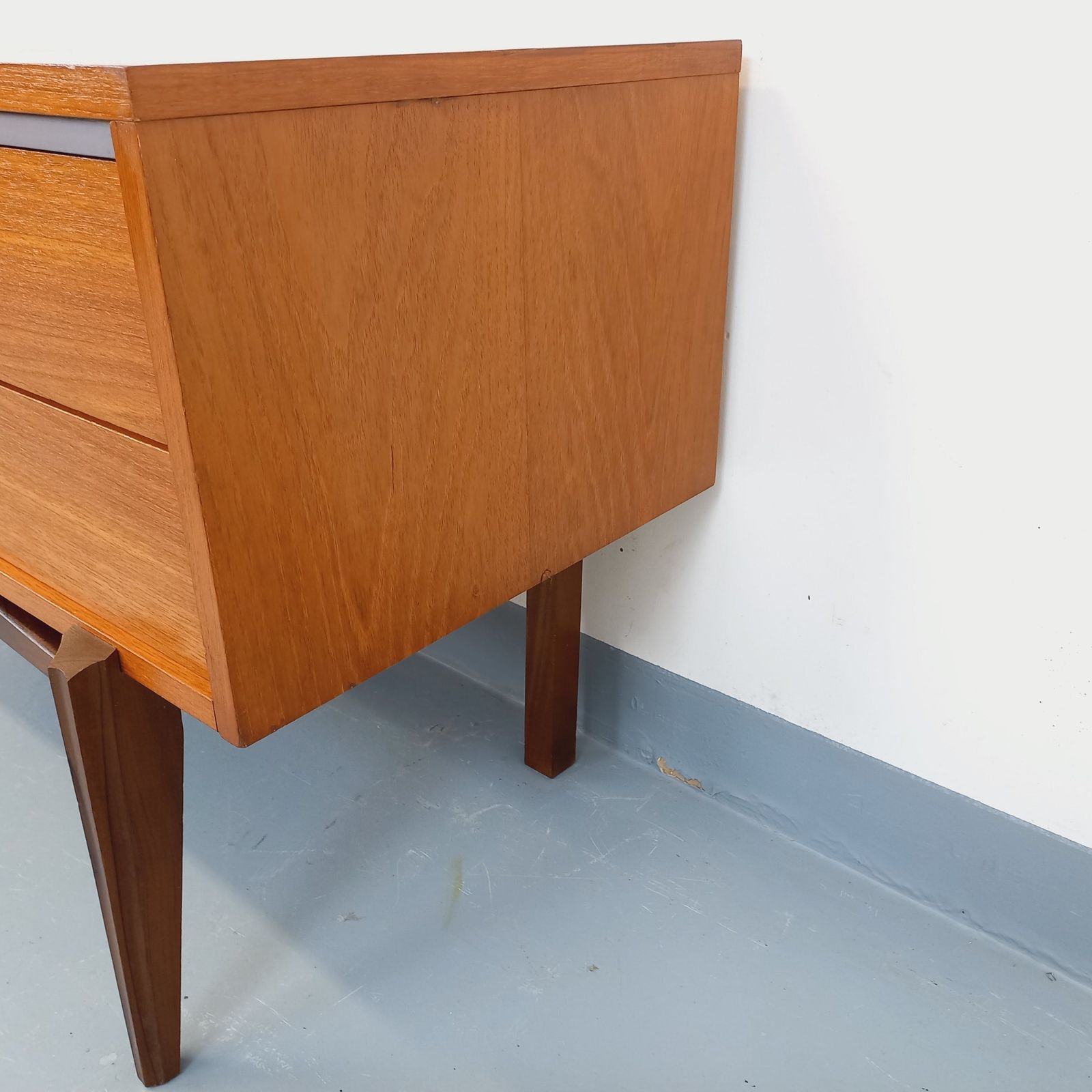 photo furniture Klein Scandinavisch teakhouten dressoir