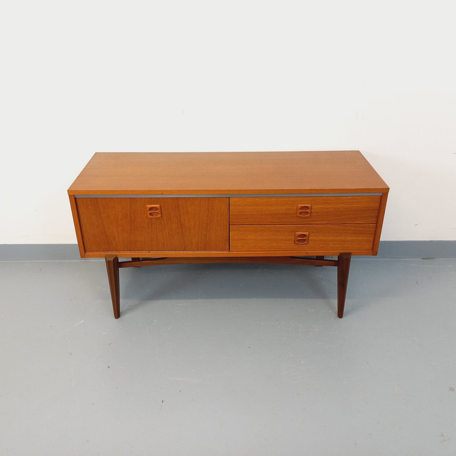 photo vintage Klein Scandinavisch teakhouten dressoir