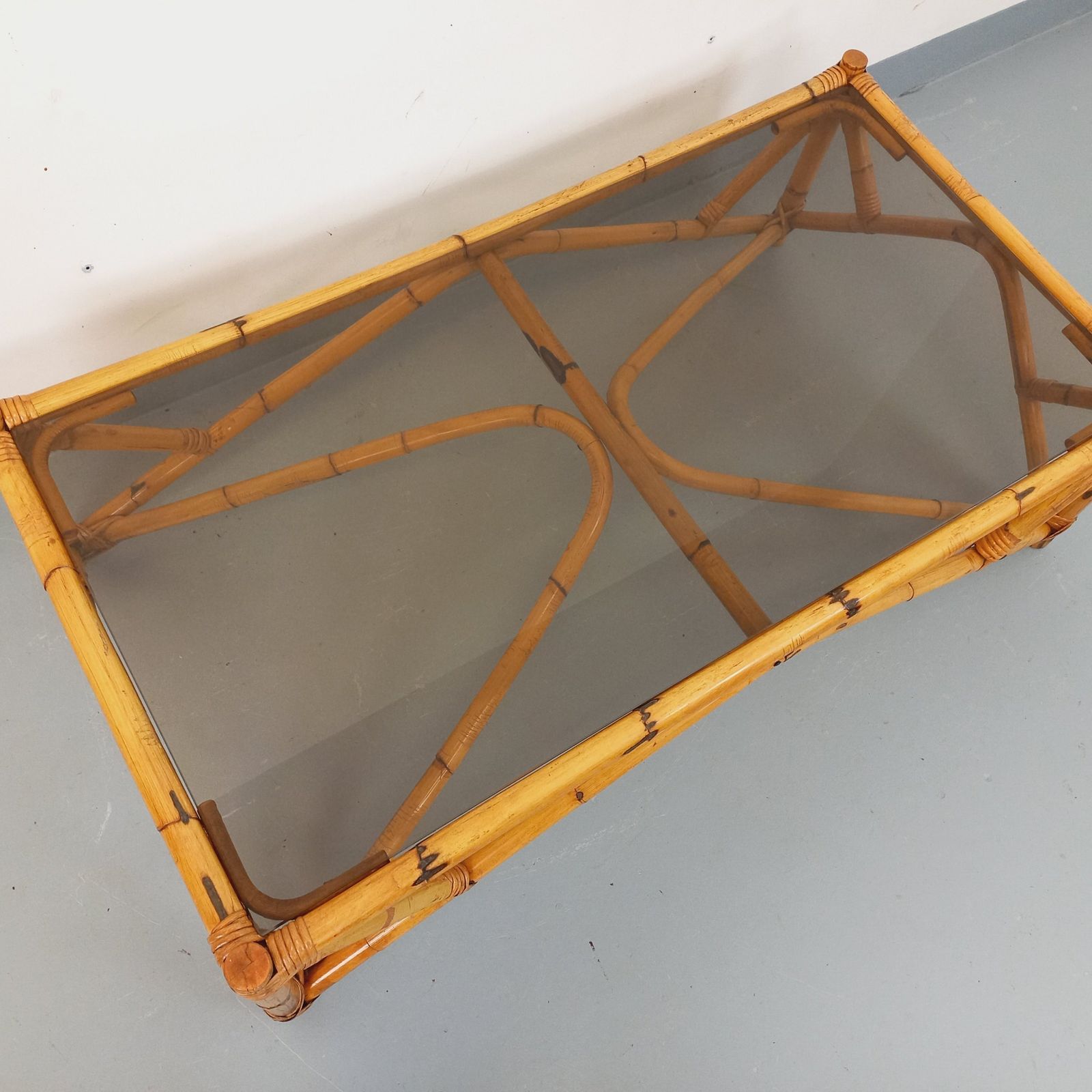 Rechthoekige salontafel van rotan en gerookt glas photo buy