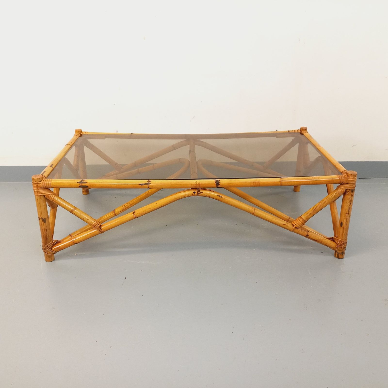photo vintage Rechthoekige salontafel van rotan en gerookt glas