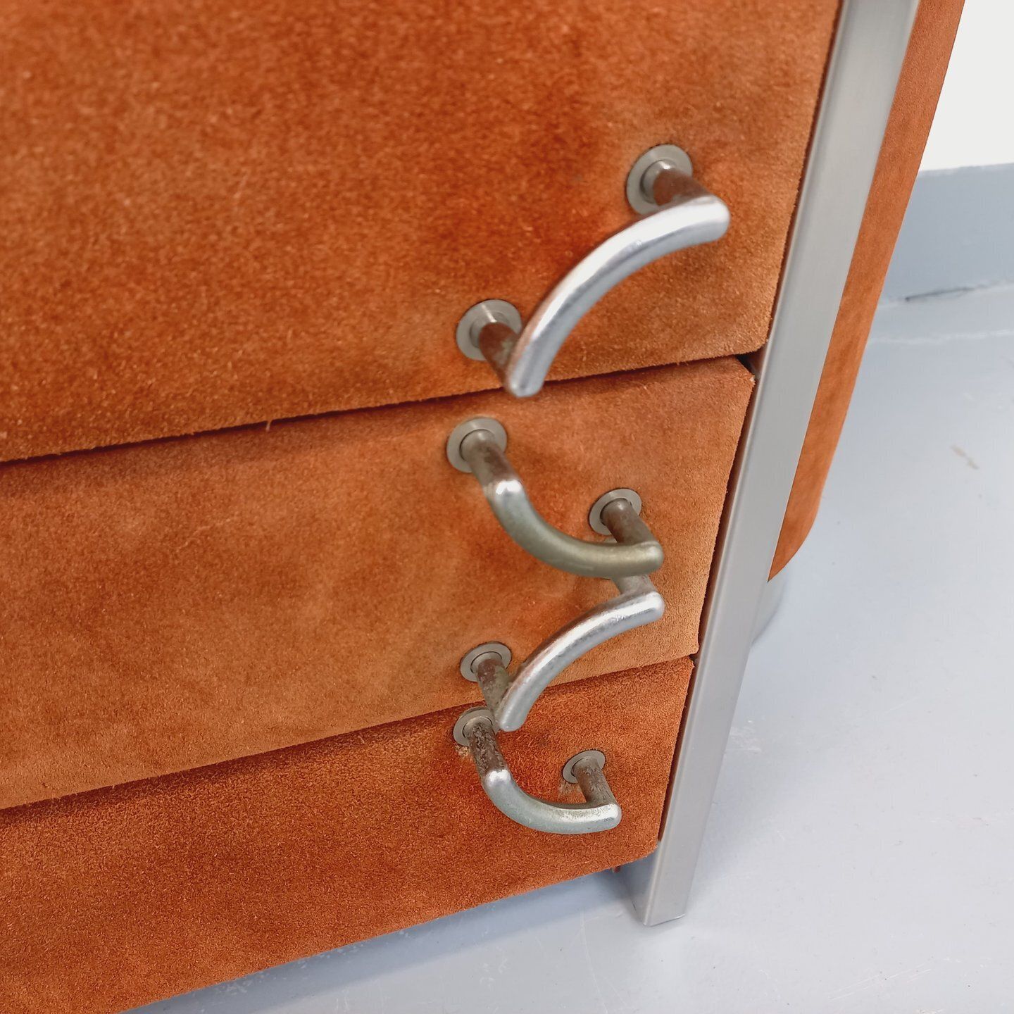 2237.0 Space Age Kaptafel in Fluweel, Chroom en Gerookt Glas photo